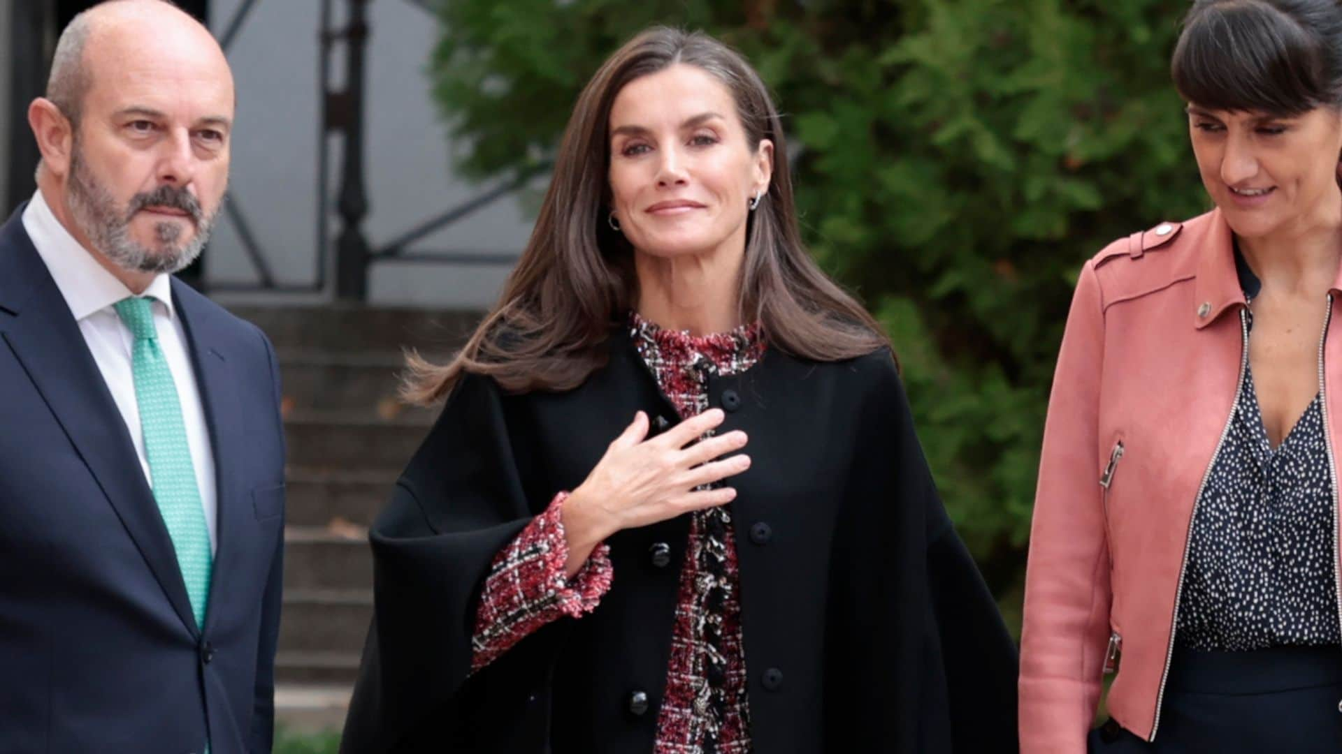 La reina Letizia recupera su chaqueta solidaria de 'tweed' en su semana de premios periodísticos en Madrid