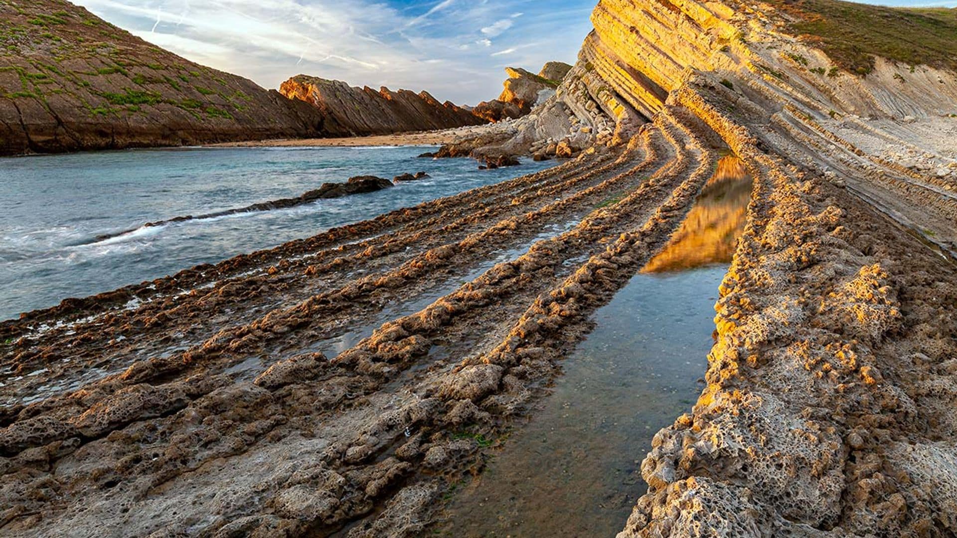 Una ruta asombrosa por Cantabria entre las Dunas de Liencres y la playa de La Arnía