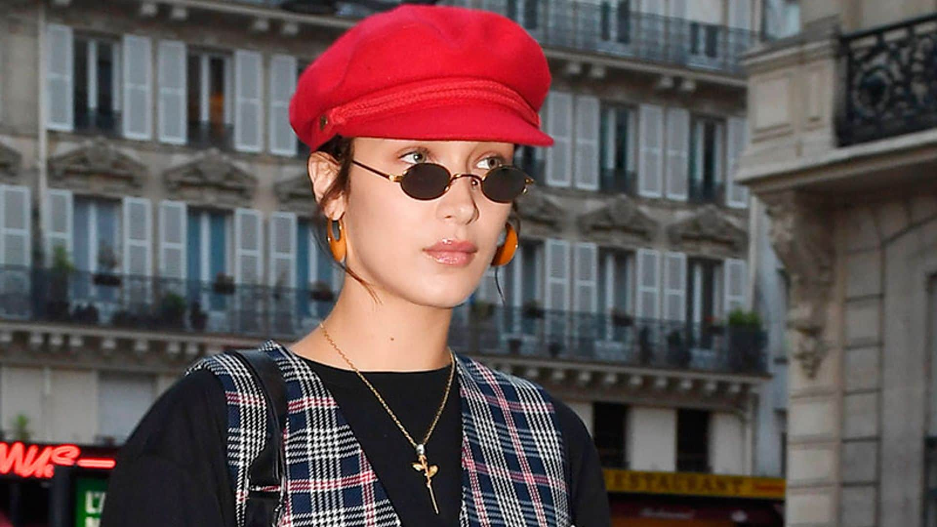 Bella Hadid reinventa el 'look' tartán en París