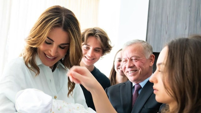Reyes Abdalá y Rania de Jordania, princesa Imán, princesa Salma y príncipe Hashem con la bebé