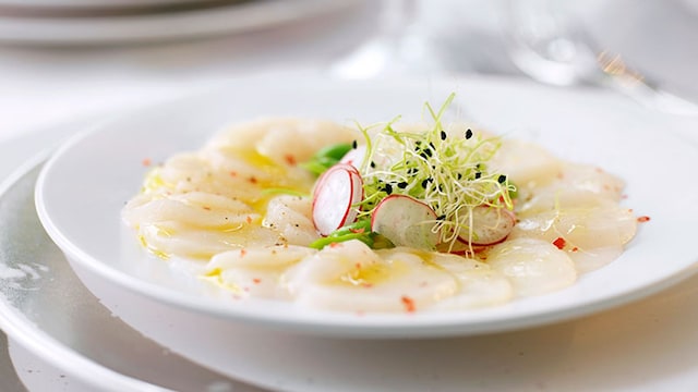 tartar de vieiras con rabano