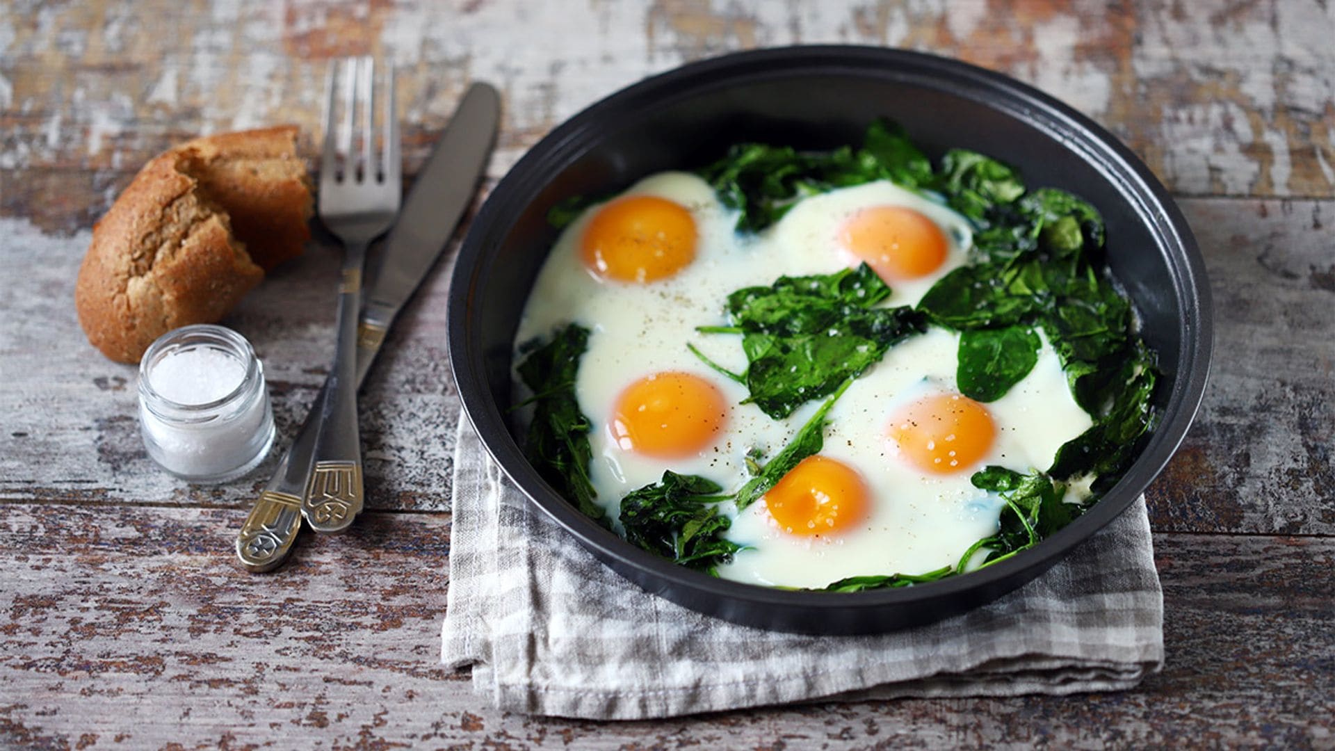 Huevos con espinacas al microondas