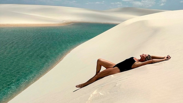 La modelo Gisele Bündchen visitando Lençois Maranhenses, en Brasil