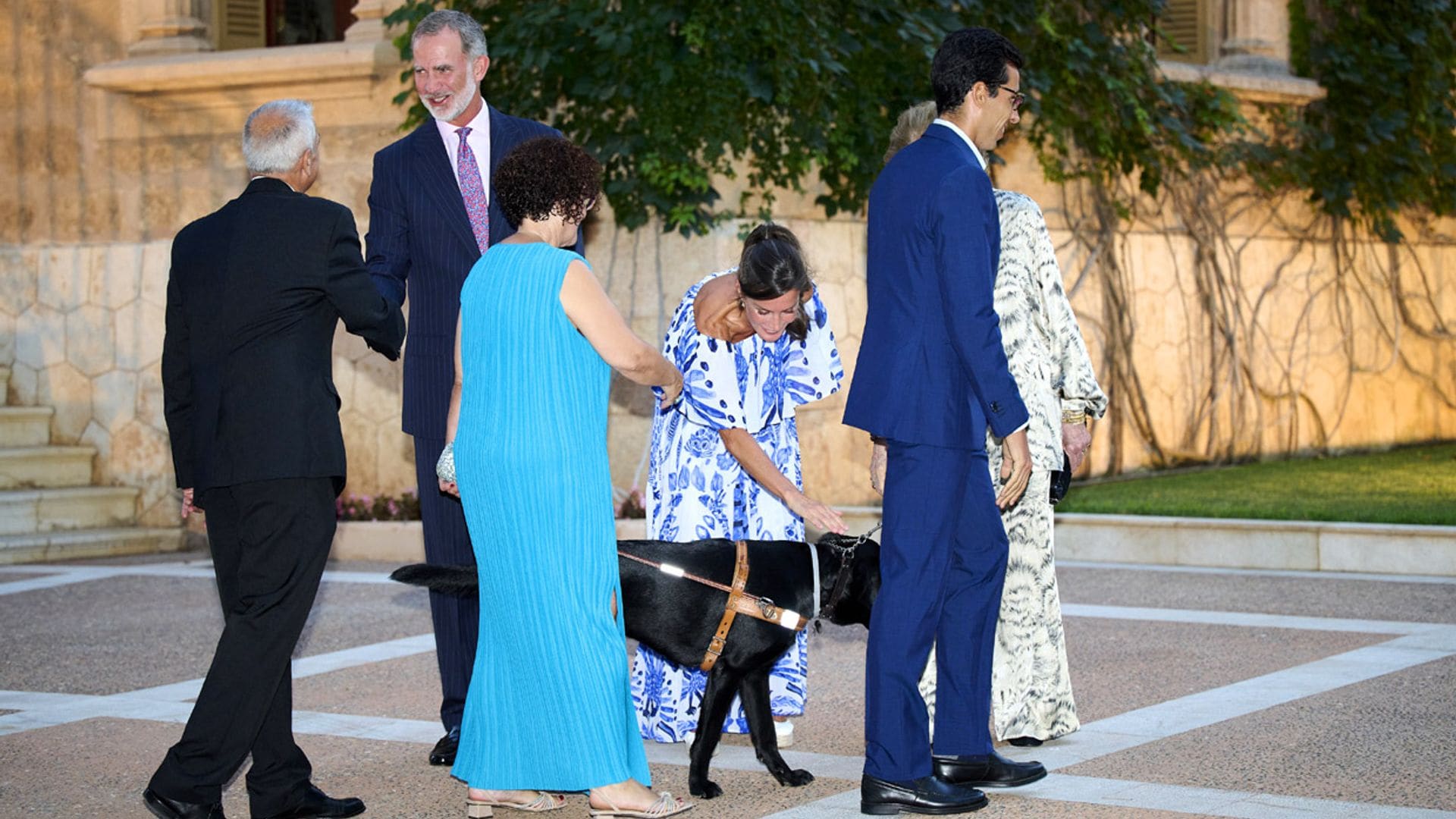 La alegría de la Reina al reencontrarse con Cayden, el perro guía del atleta paralímpico Joan Munar