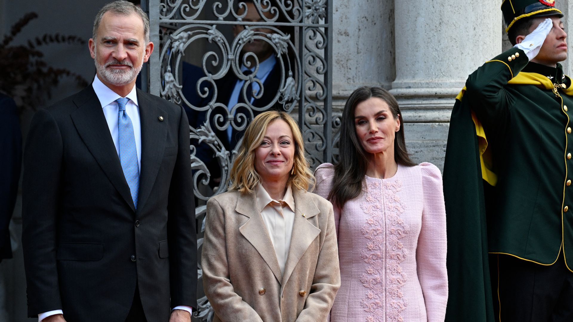 El momento viral de los reyes Felipe y Letizia en su foto con Giorgia Meloni