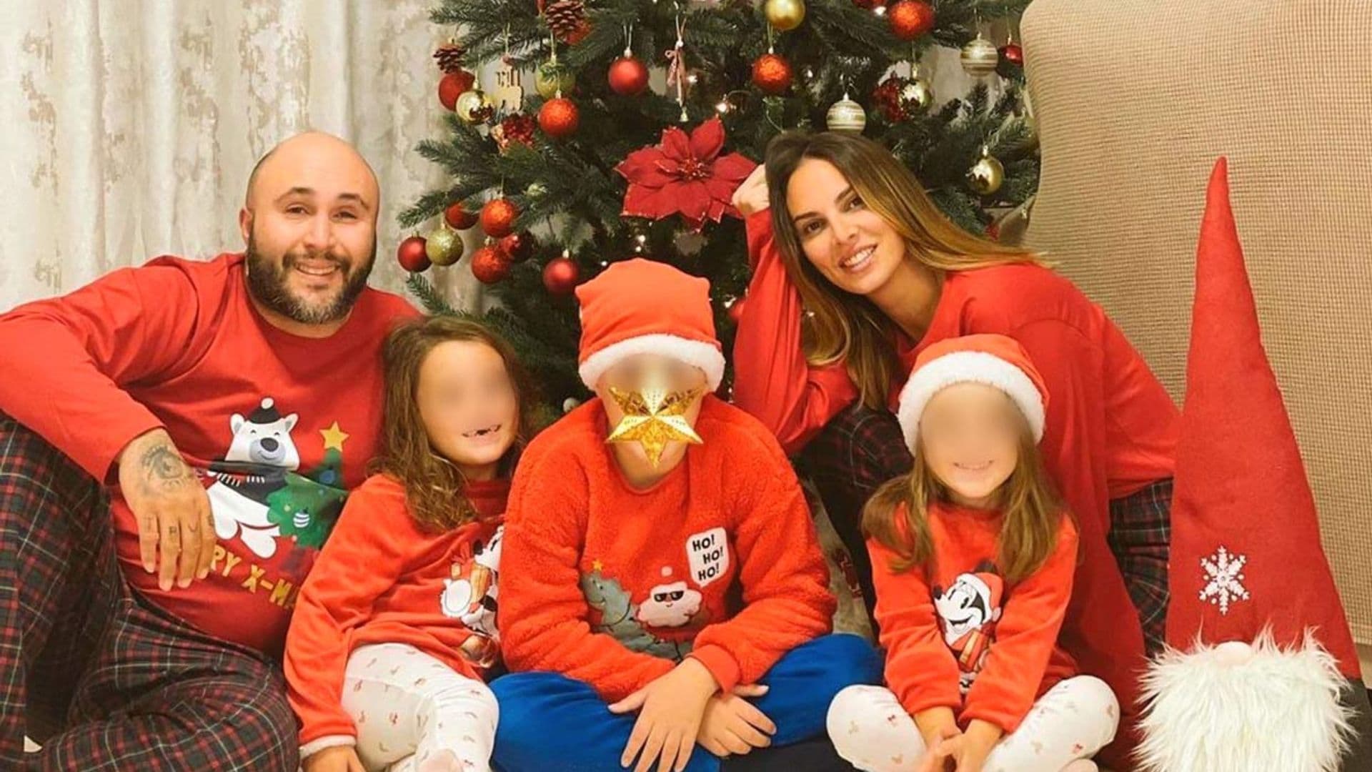 Kiko Rivera comparte su posado navideño más significativo junto a Irene Rosales y sus tres hijos