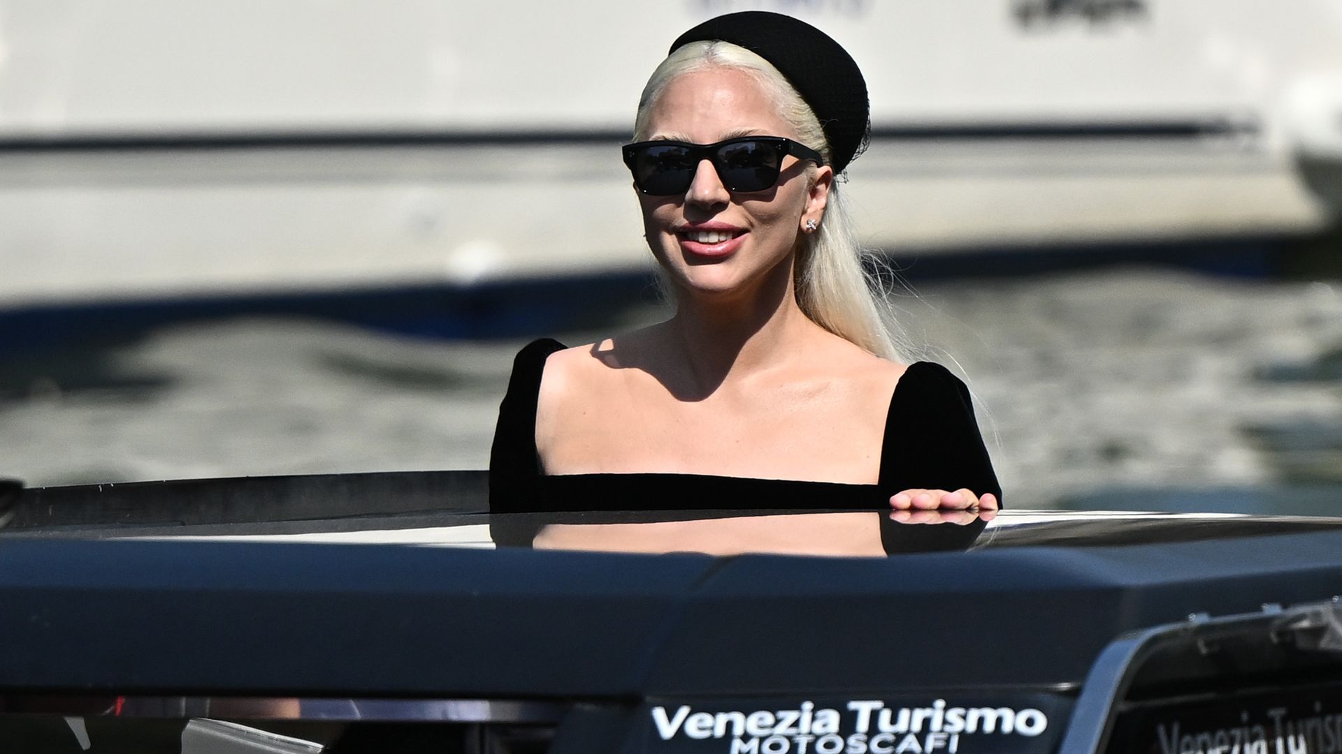 Lady Gaga sorprende en Venecia con el accesorio que conquistará esta temporada