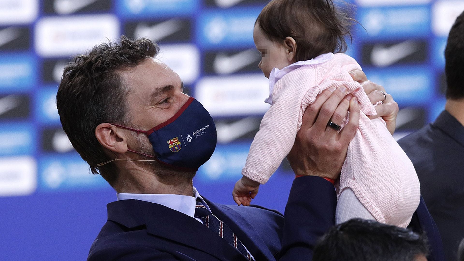 Ellie, la hija de Pau Gasol y Cat McDonnell, protagonista de la presentación de su padre como jugador del Barça