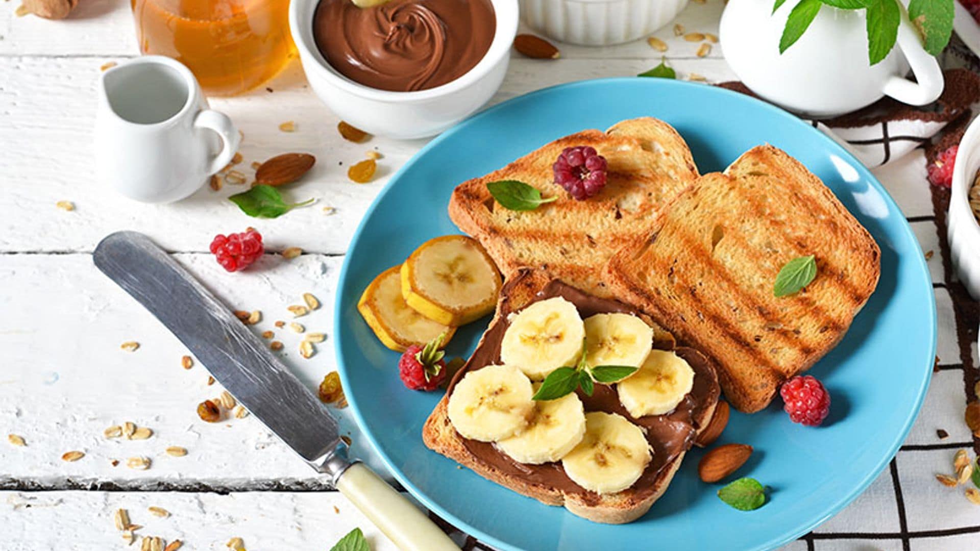 Tostadas con crema de cacao y plátano