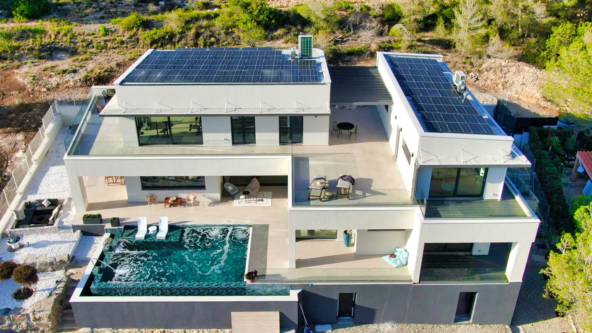 Casa pasiva y sostenible con placas solares