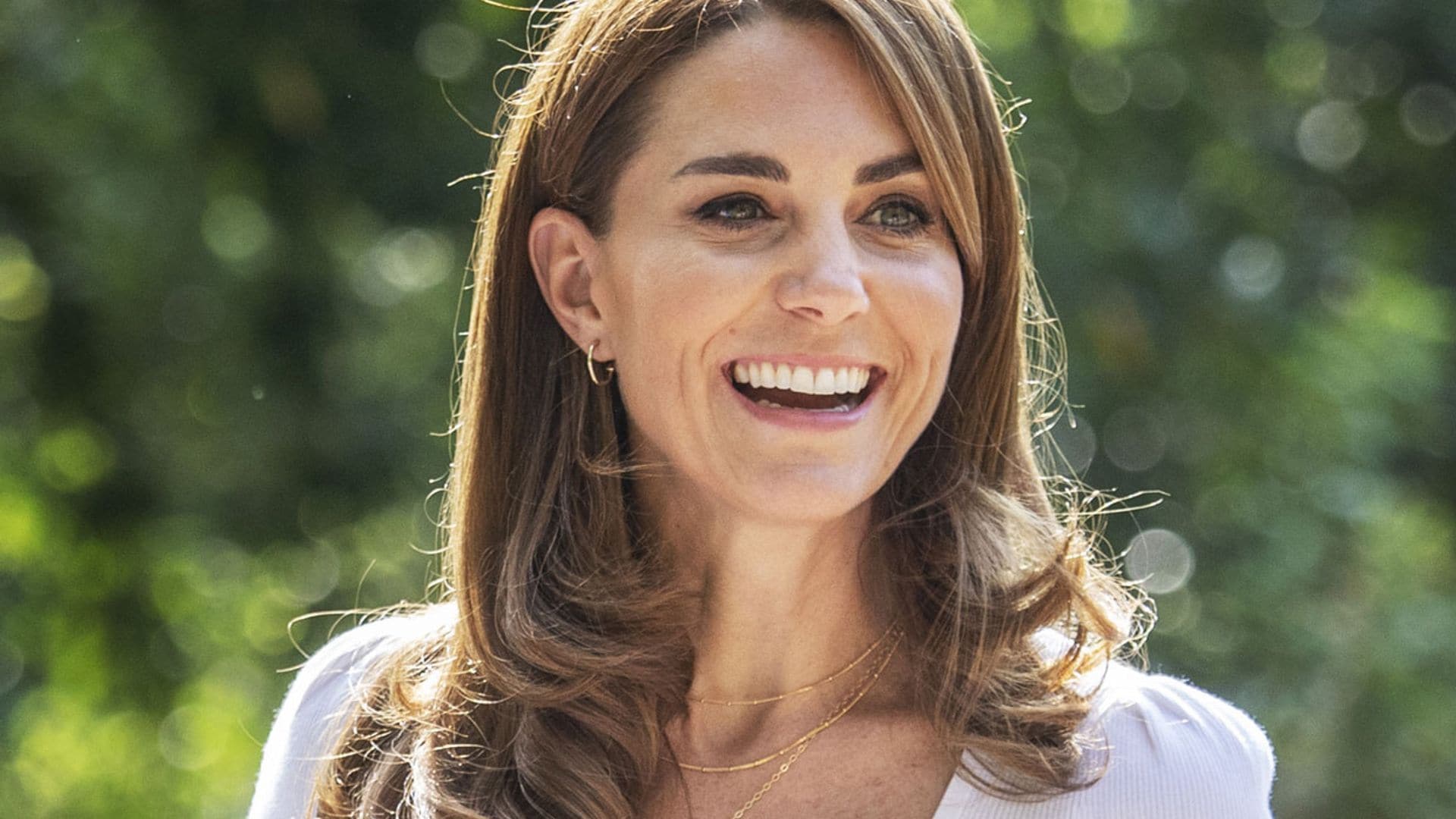 Las sencillez de Kate, la clave del éxito: un básico muy fácil de copiar y dos joyas estratégicas