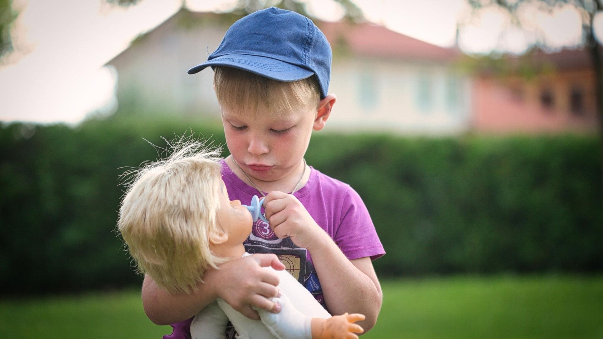 ¿Los niños deberían jugar con muñecas y las niñas con coches?