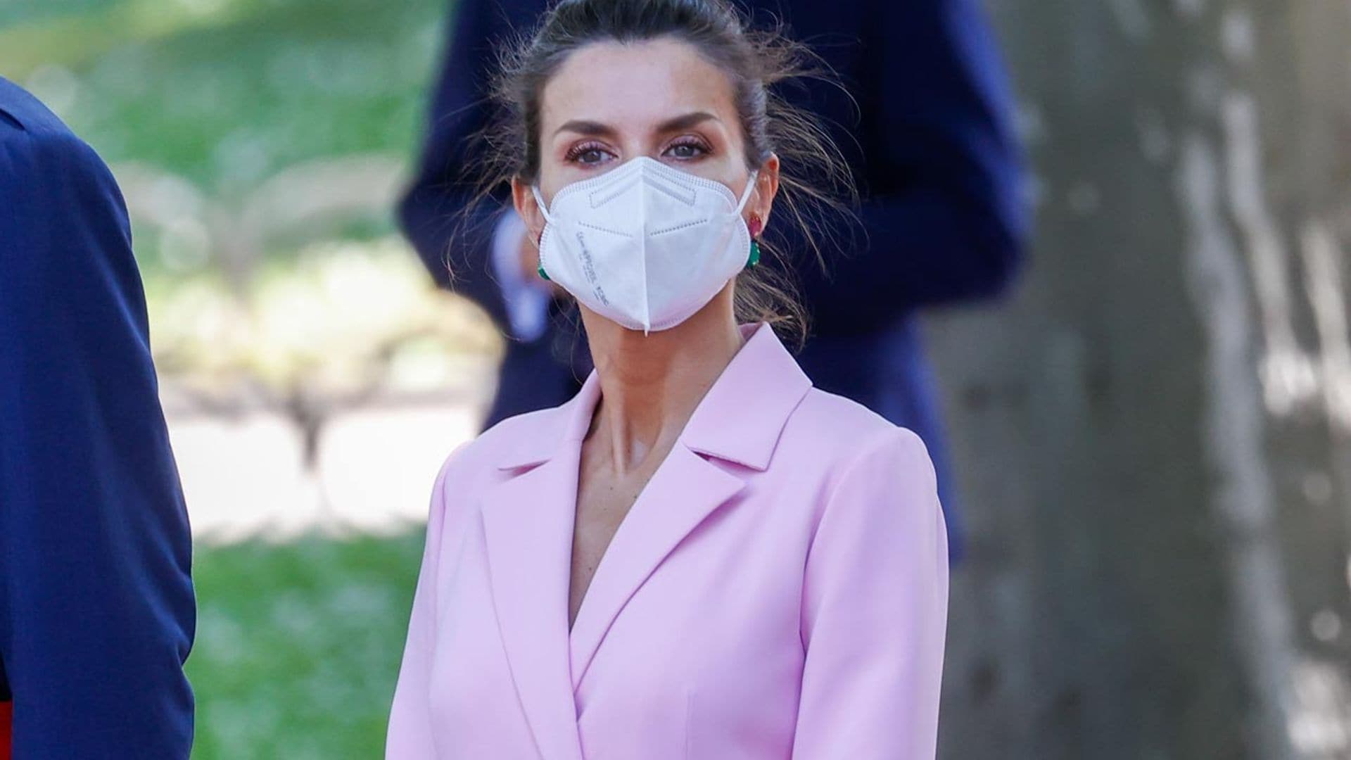 Doña Letizia 'se marca' un Kate Middleton con su nuevo abrigo-vestido rosa