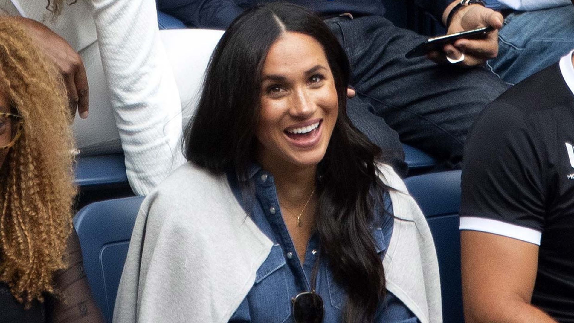 La duquesa de Sussex, pura energía en el US Open animando a su amiga Serena Williams