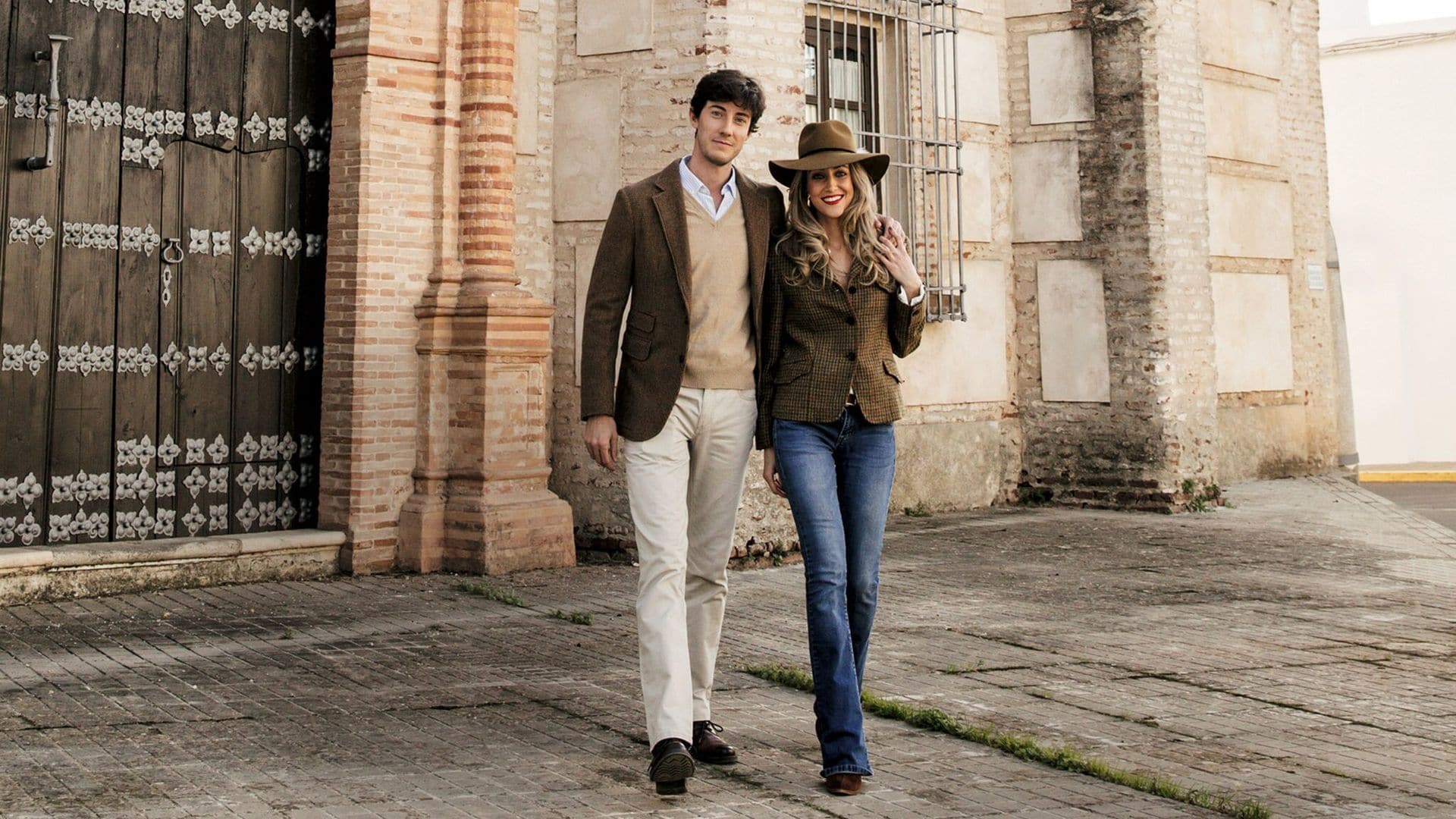 Entramos en el palacio de San Benito, del siglo XV, una obra de arte, hoy convertida en vivienda, llena de historia, en plena sierra de sevilla