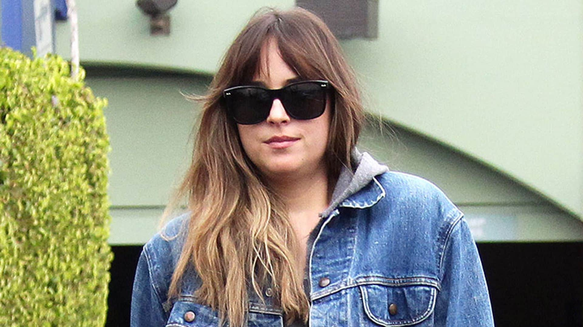 Dakota Johnson y el look 'efortless' que ya tienes en tu armario