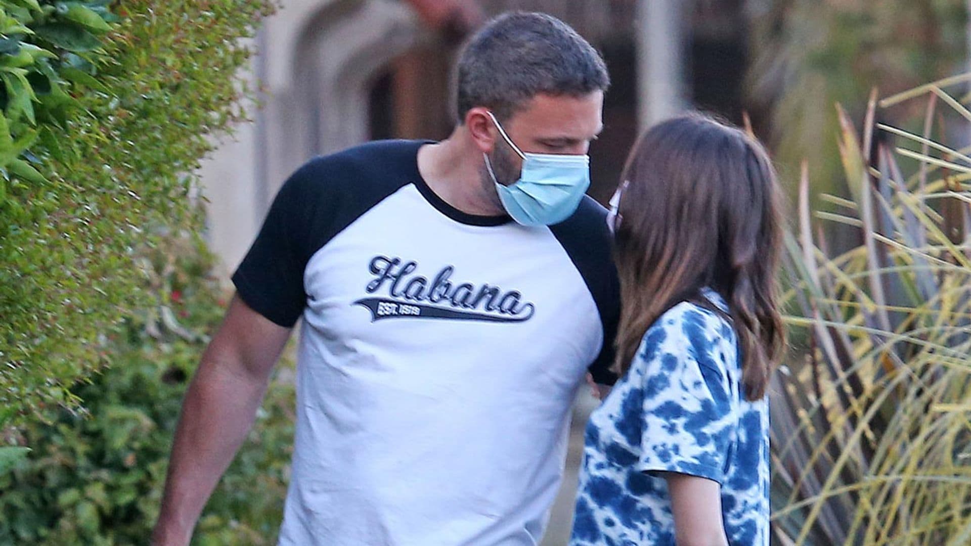 Ana de Armas y Ben Affleck, a falta de besos, sobran las miradas