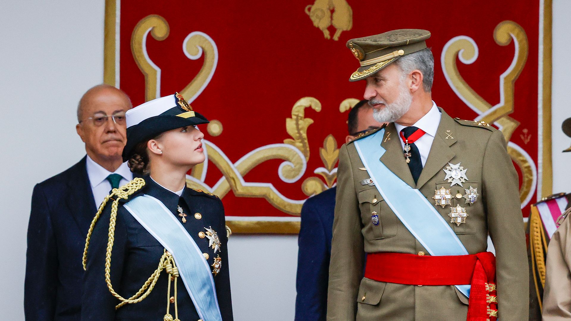 La princesa Leonor estrena el uniforme de gala de La Armada en un día marcado por el mal tiempo