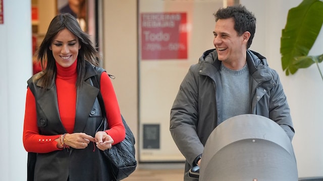 Patricia Pardo y Christian Gálvez con su hijo Luca en enero de enero de 2024, en Madrid