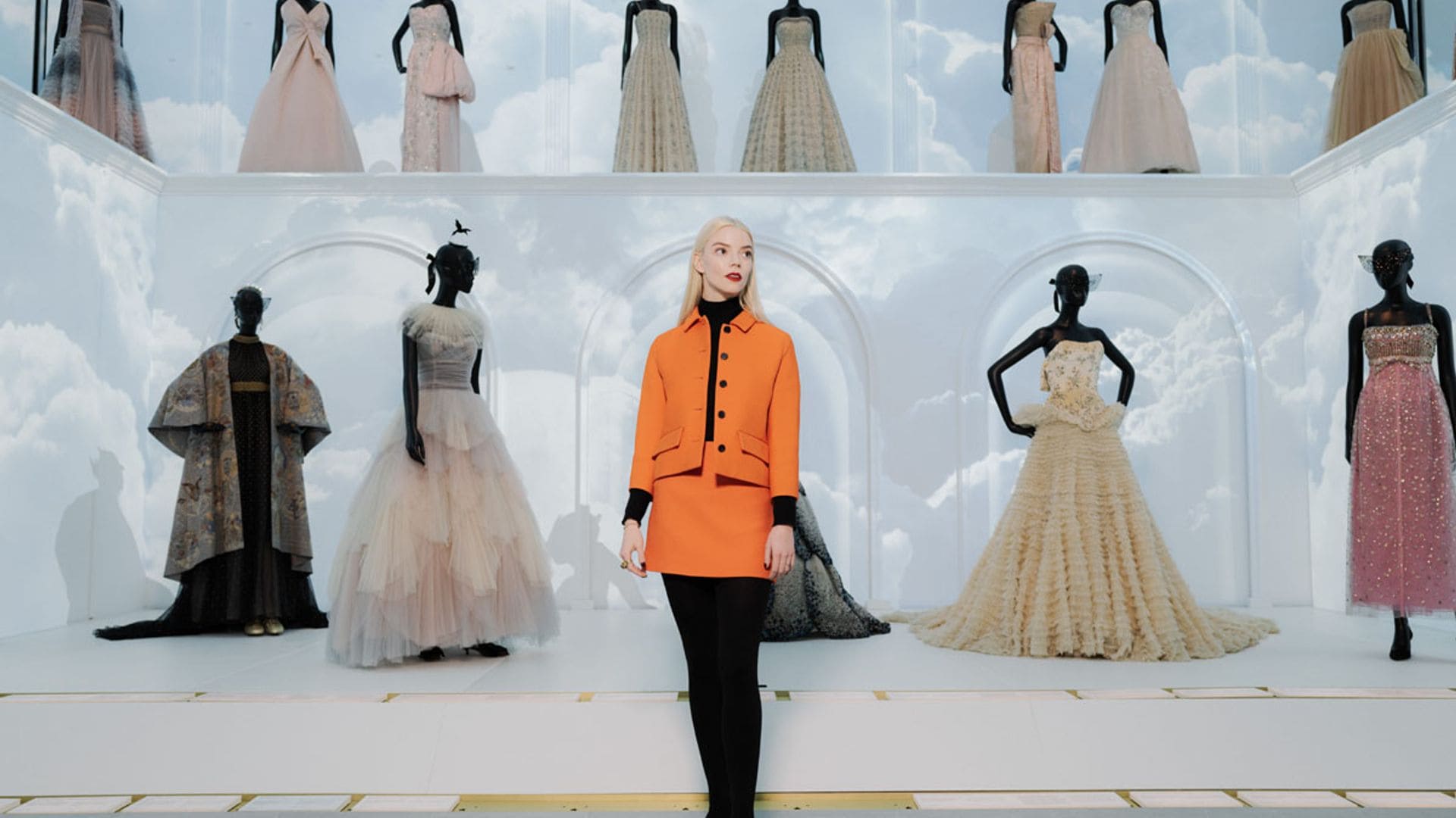 Entramos con Anya Taylor-Joy al museo de moda más grande de París