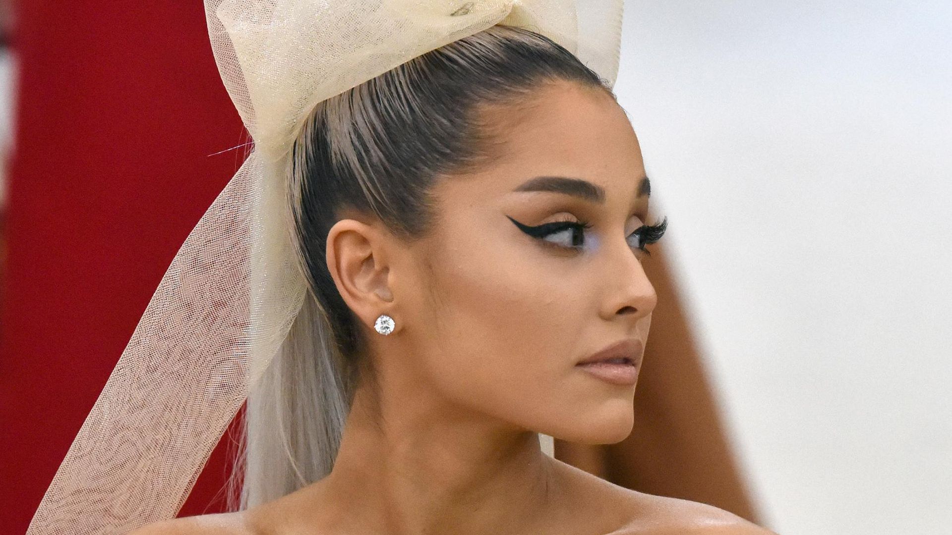 ¡Atención pulsos inexpertos! Lograr el ‘cat eye’ de Ariana Grande es posible