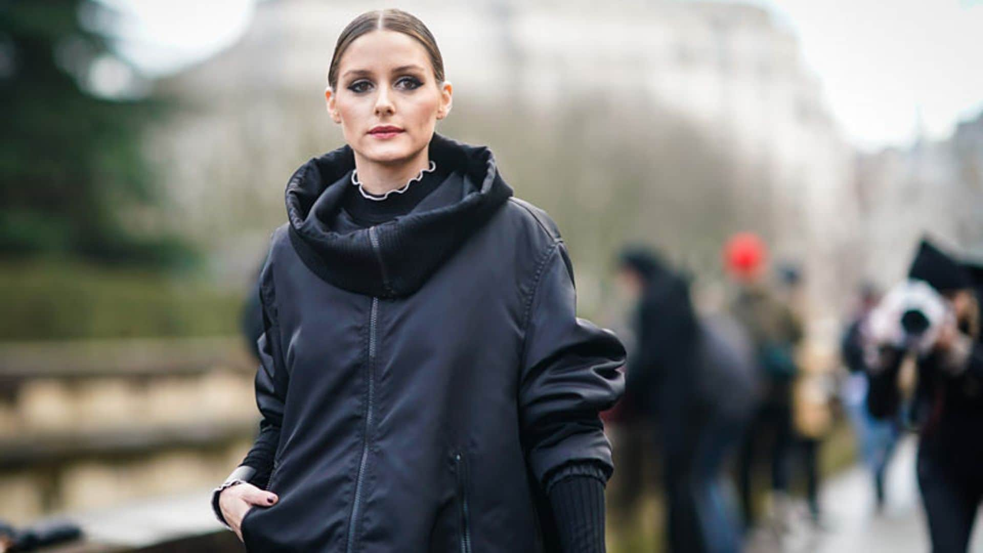 Olivia Palermo y su coleta minimalista, el peinado que mejor funciona con toda su ropa