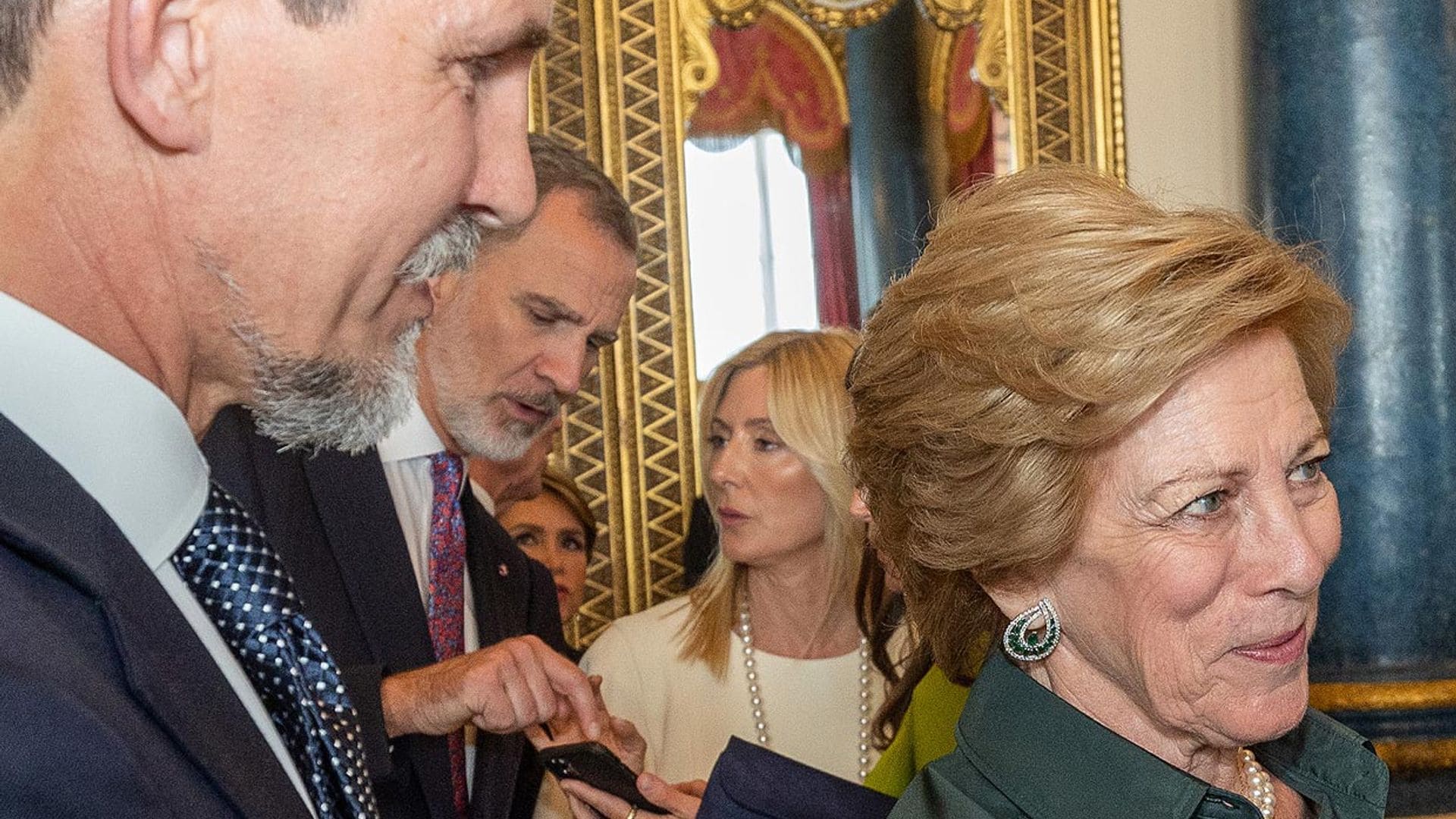 La buena sintonía de la reina Letizia y Marie Chantal, juntas y compartiendo fotos del móvil