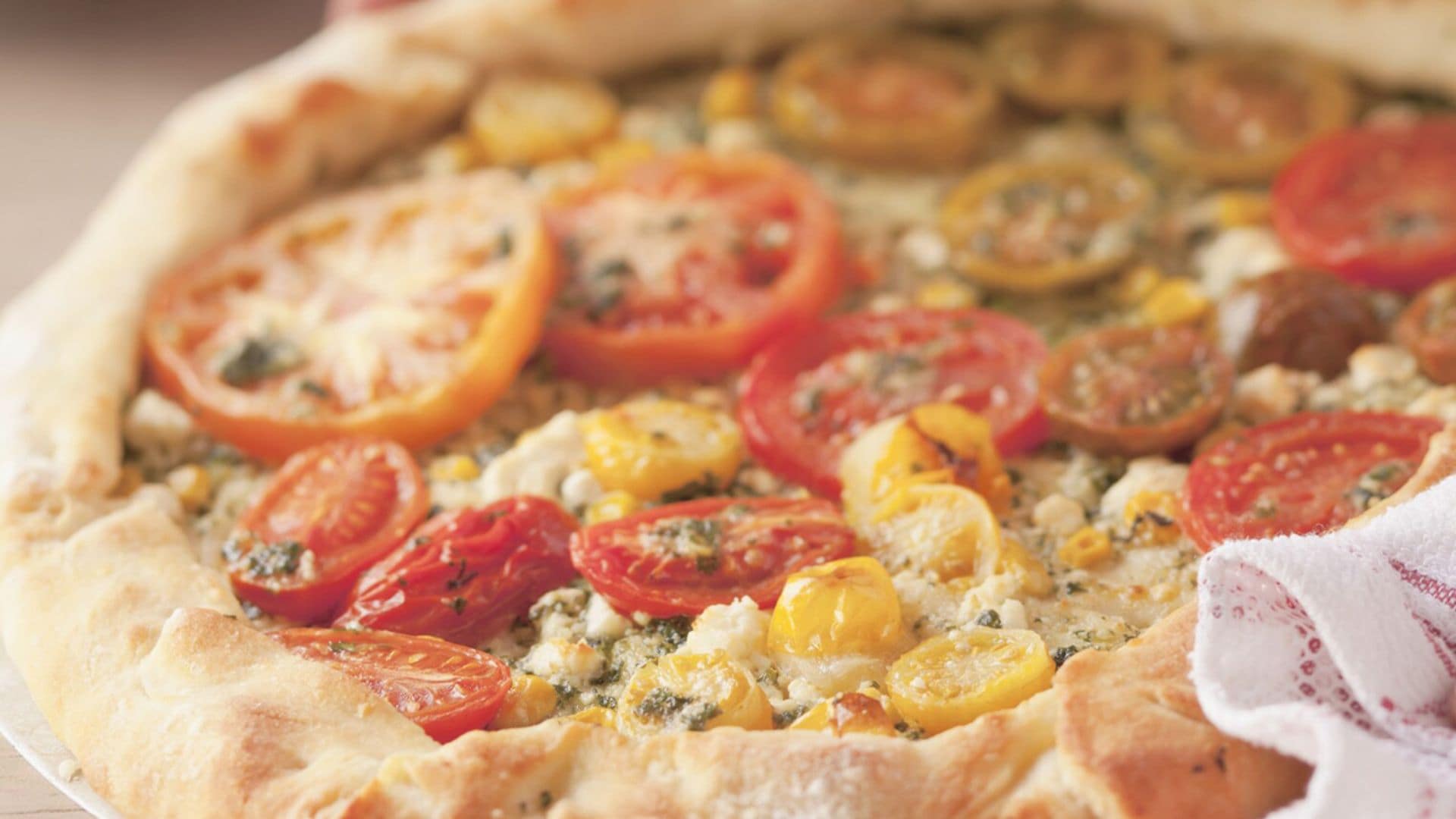 Pizza de tomates con pesto y mozzarella