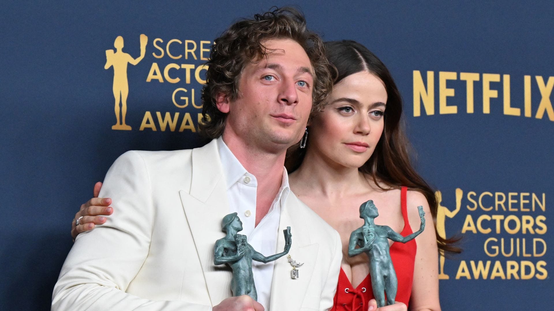 Jeremy Allen pillado besando a su compañera en 'The Bear', Molly Gordon, mientras Rosalía celebraba su cumpleaños