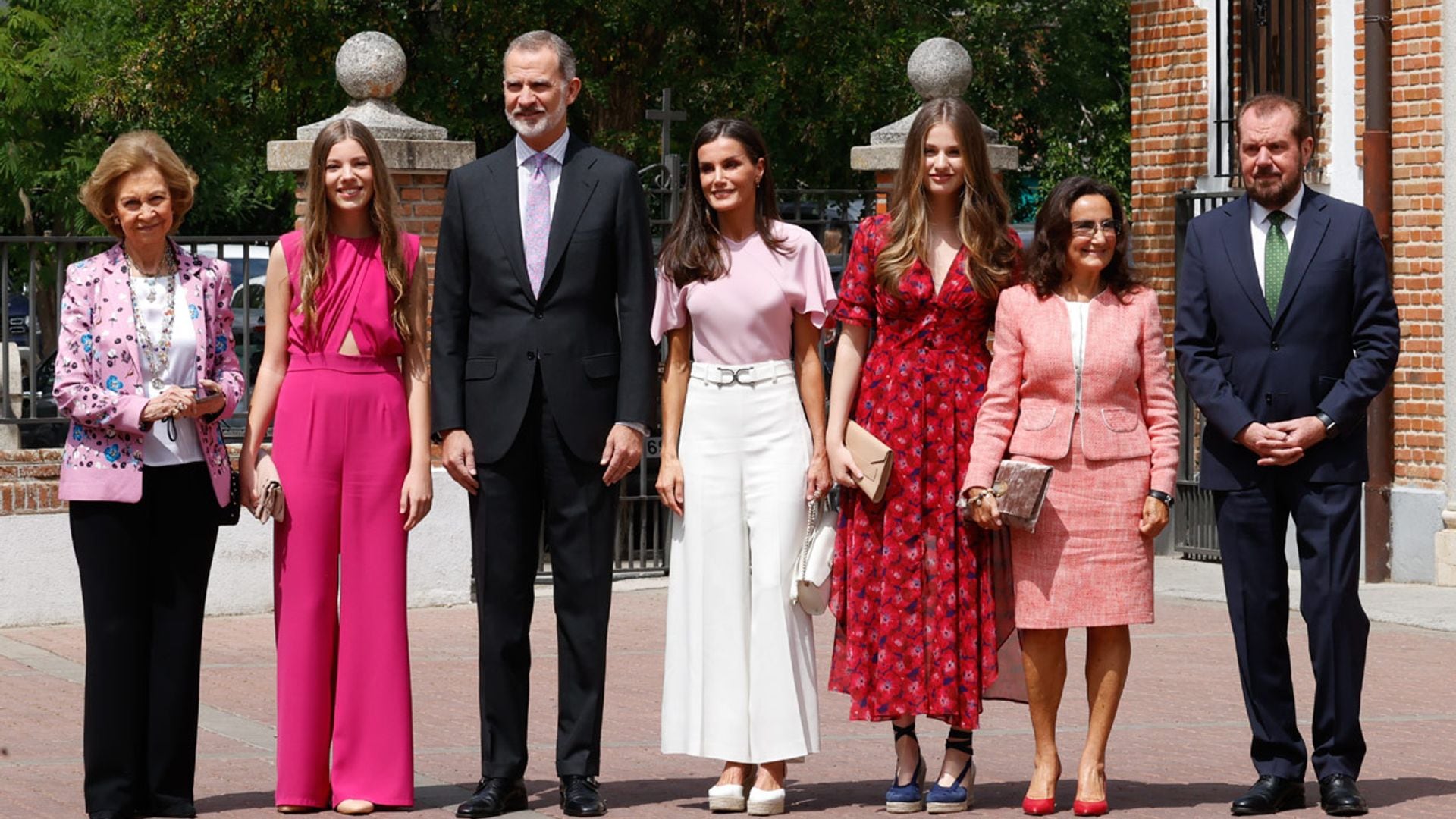 La infanta Sofía recibe la confirmación arropada por sus padres, su hermana y tres de sus abuelos