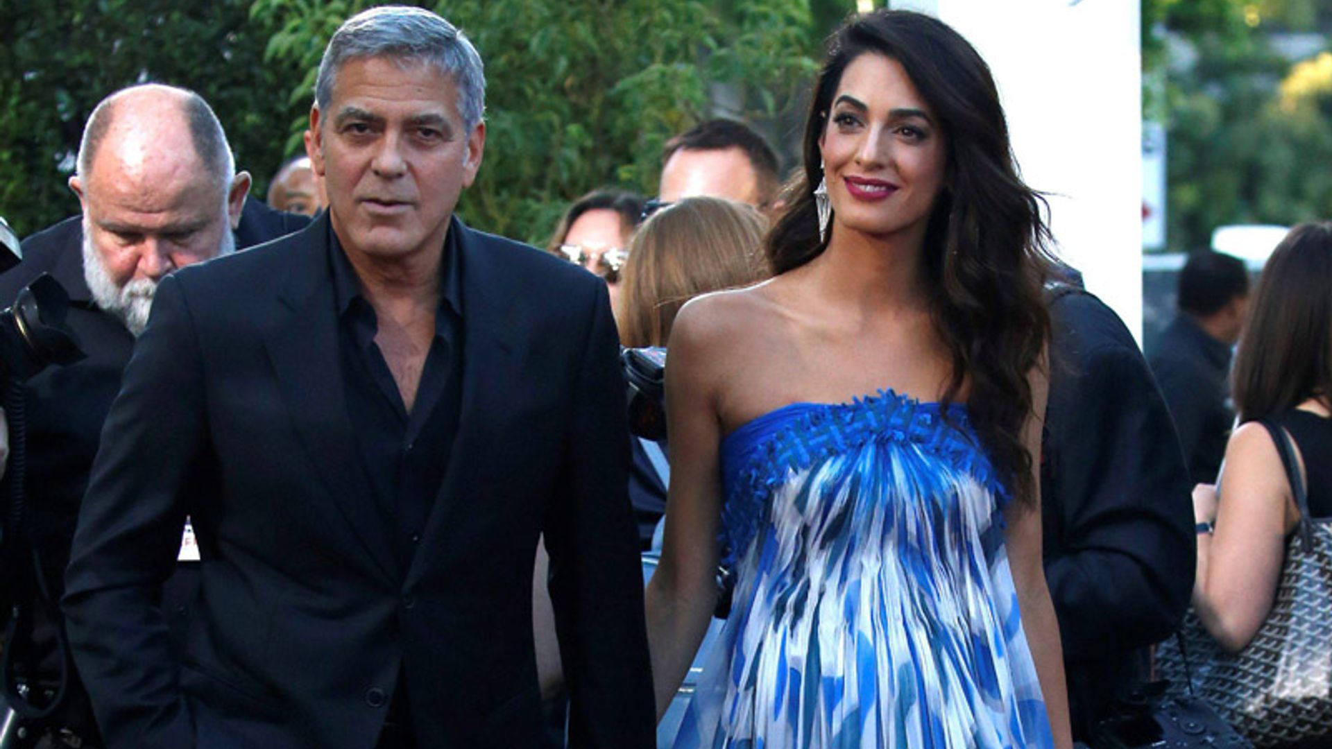 Los felices papás George y Amal Clooney reaparecen con nuevos detalles de sus bebés