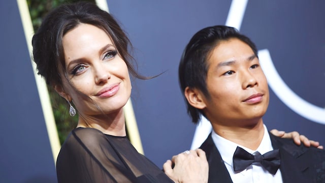 Angelina Jolie y su hijo Pax en los Globos de Oro de enero de 2018