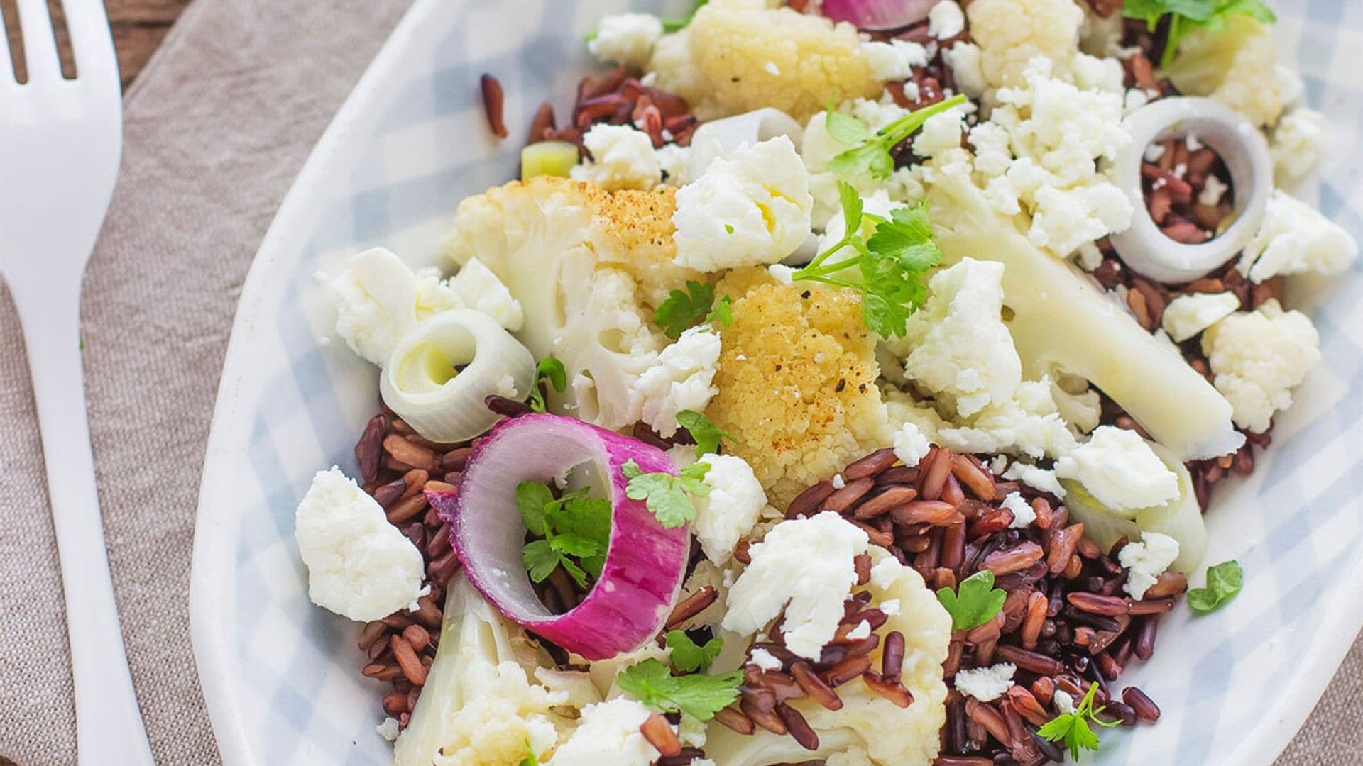 Ensalada de arroz rojo, queso feta y coliflor a la plancha