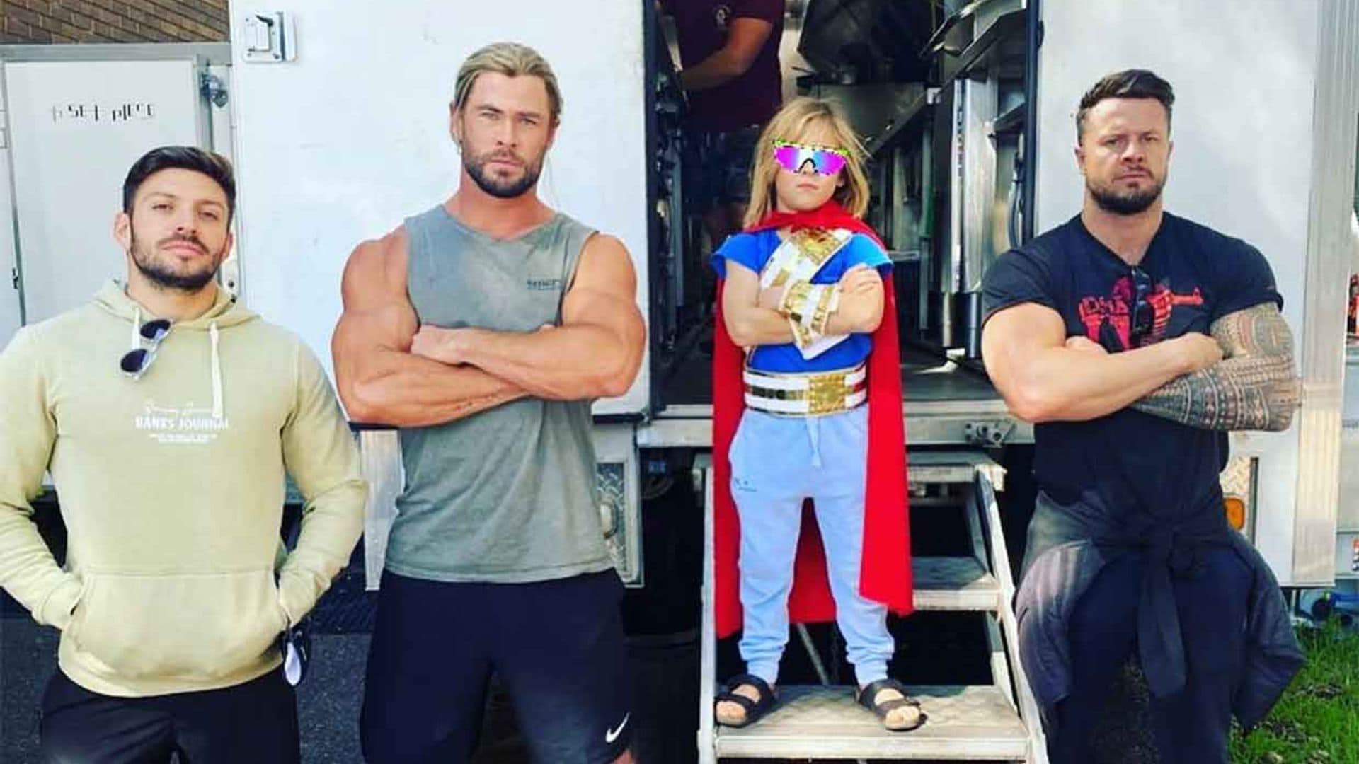 ¡Thor ya tiene sucesor! El hijo de Chris Hemsworth y Elsa Pataky se cuela en el rodaje convertido en superhéroe