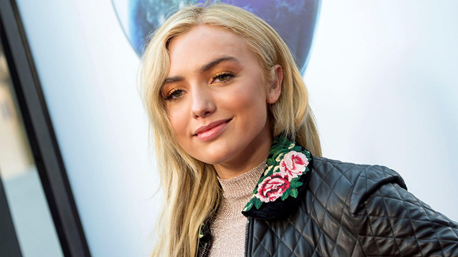 Peyton List y el cosmético que no falta en su bolso: el pintalabios