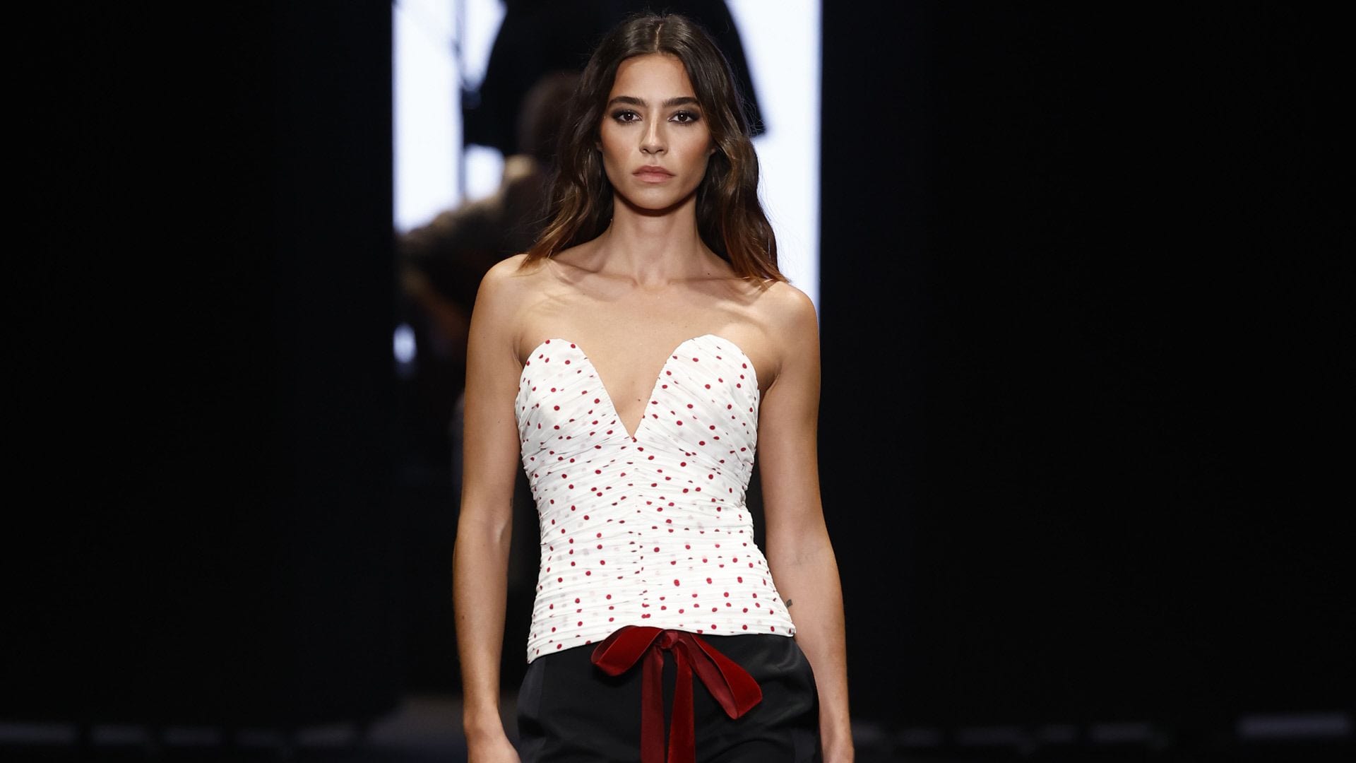 Rocío Crusset desfila en Fashion Week Madrid ante la mirada de su madre, Mariló Montero