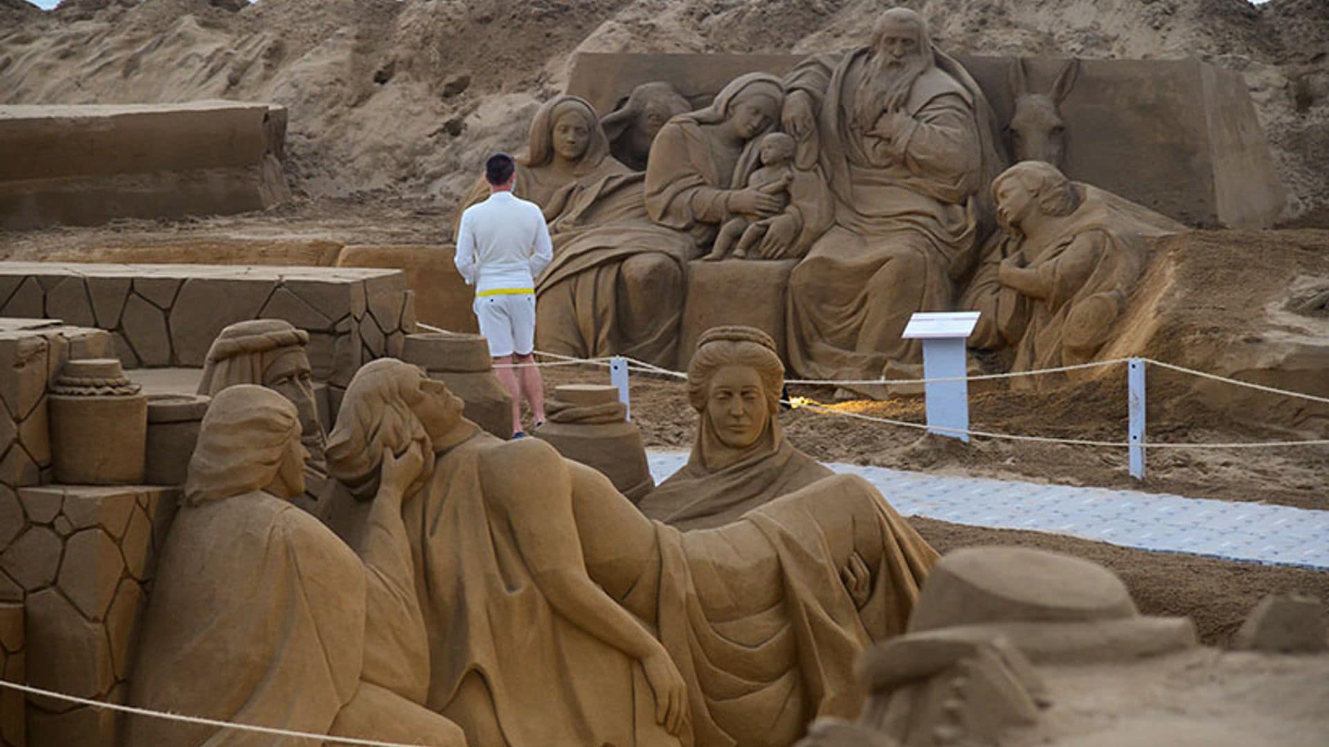 El belén de arena más espectacular del mundo está en la playa de Las Canteras