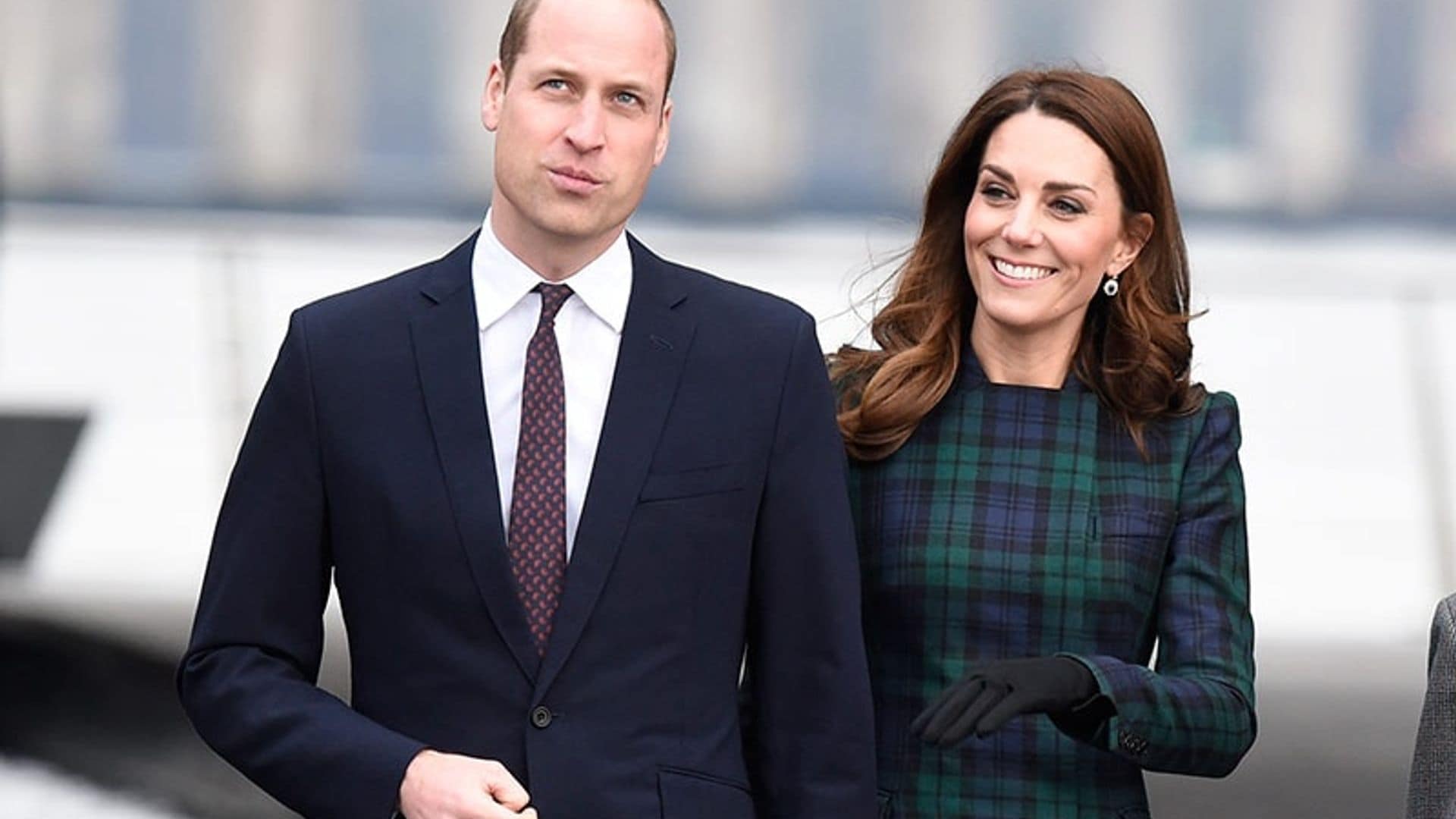 En tradicional tartán y del brazo de su príncipe, así fue la visita de Kate a Escocia