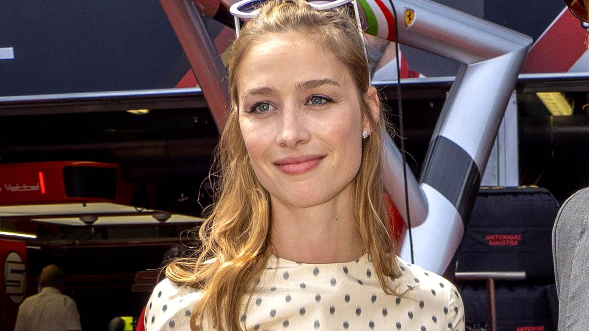 La imagen más casual de Beatrice Borromeo con vaqueros pitillo y camiseta reivindicativa