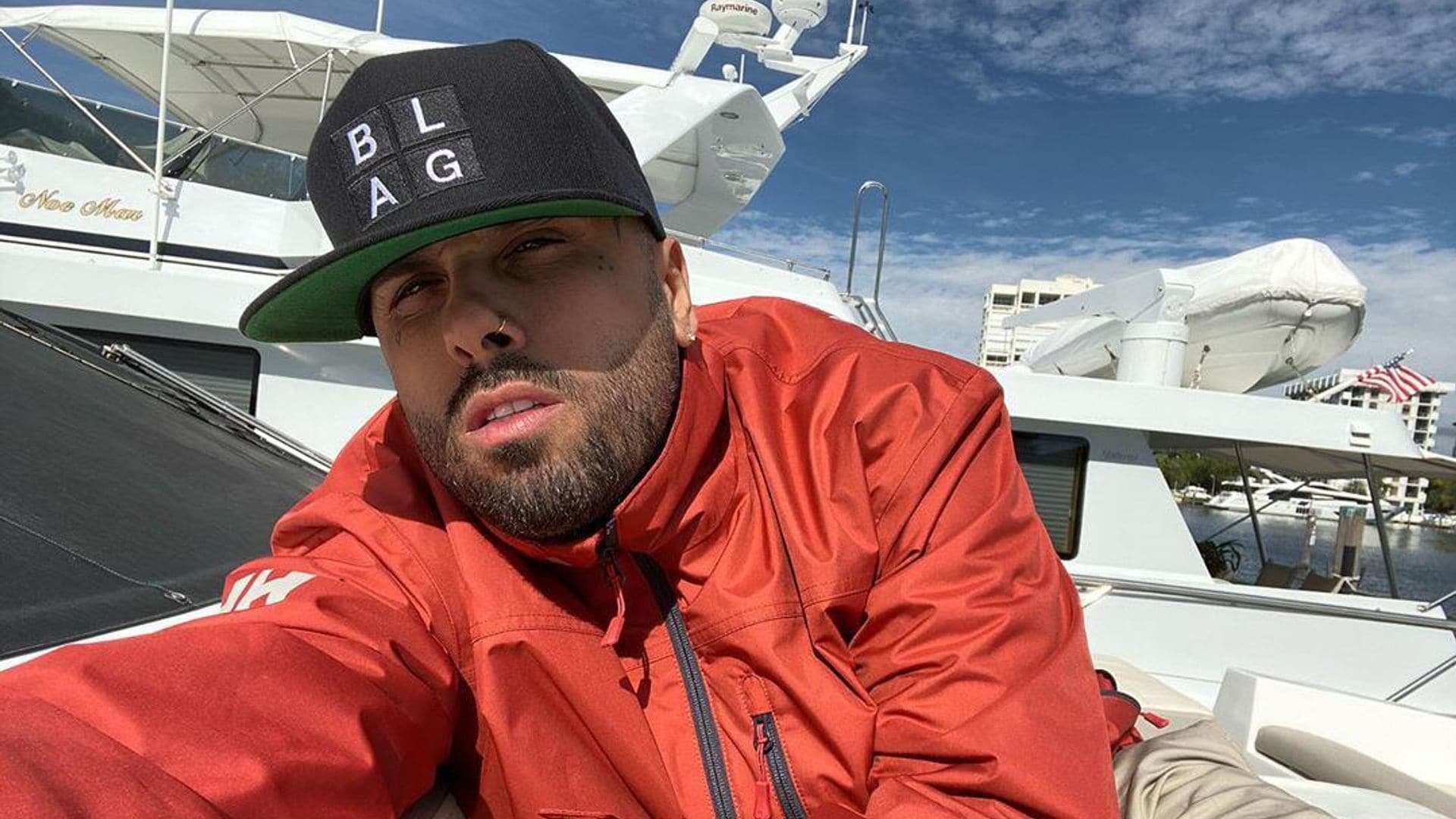 Nicky Jam ofrece un concierto en silla de ruedas, ¿qué le pasó?