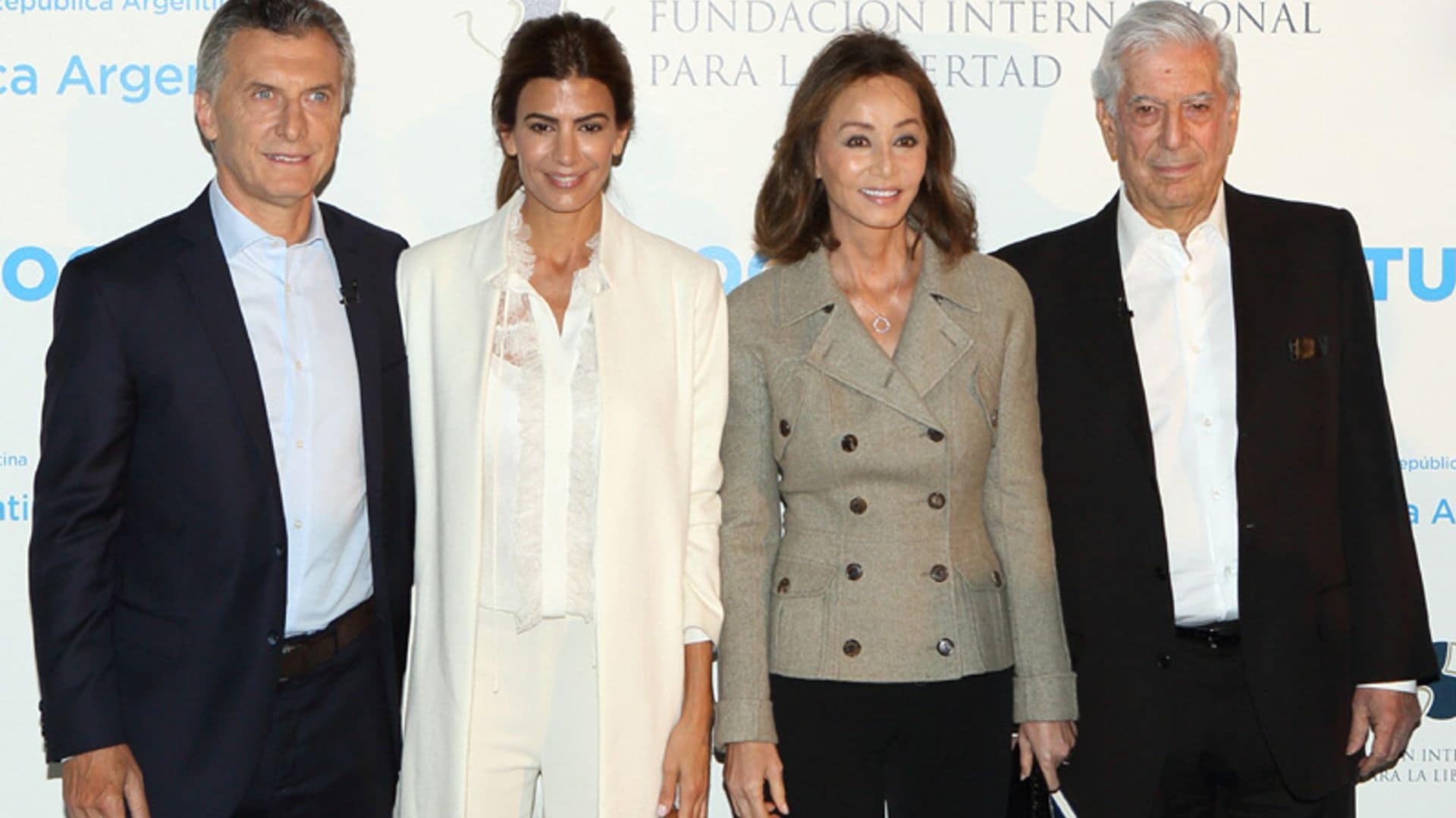 Un almuerzo entre amigas y coches sin dueño: la cita de Isabel Preysler y Mario Vargas Llosa con el Presidente argentino y su mujer