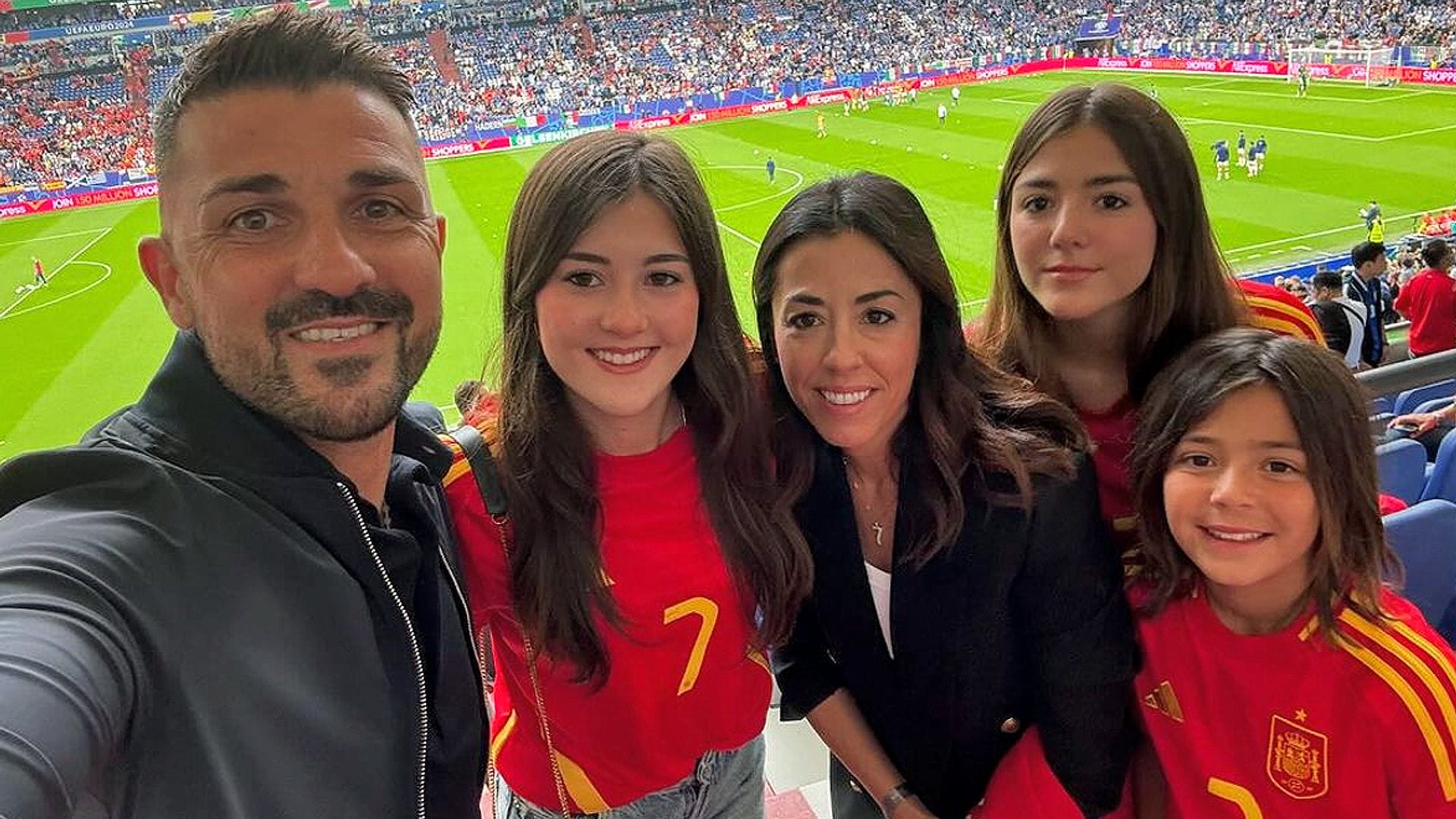 Así es la preciosa familia de David Villa, uno de los míticos héroes de La Roja: felizmente casado y padre de tres hijos