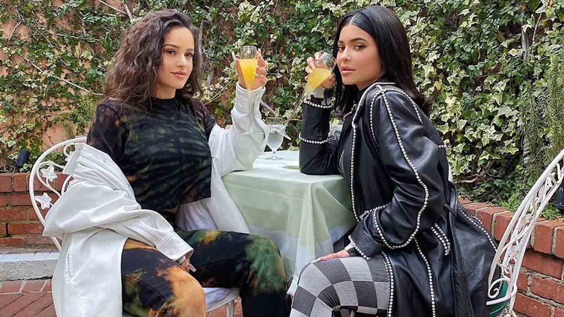 Rosalía y Kylie Jenner, el relajado brindis de dos estrellas 'mimosas' en Los Ángeles