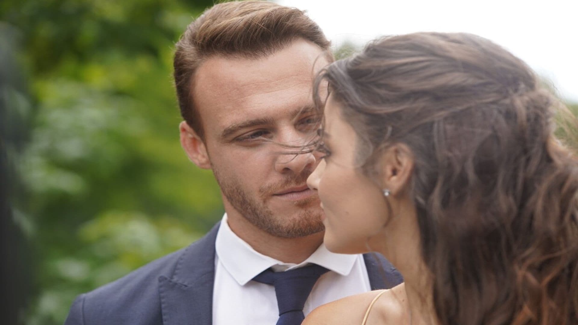 Un amor que traspasa barreras: Hande Erçel y Kerem Bürsin, premiados como 'Mejor pareja' en la ficción 'Love is in the air'