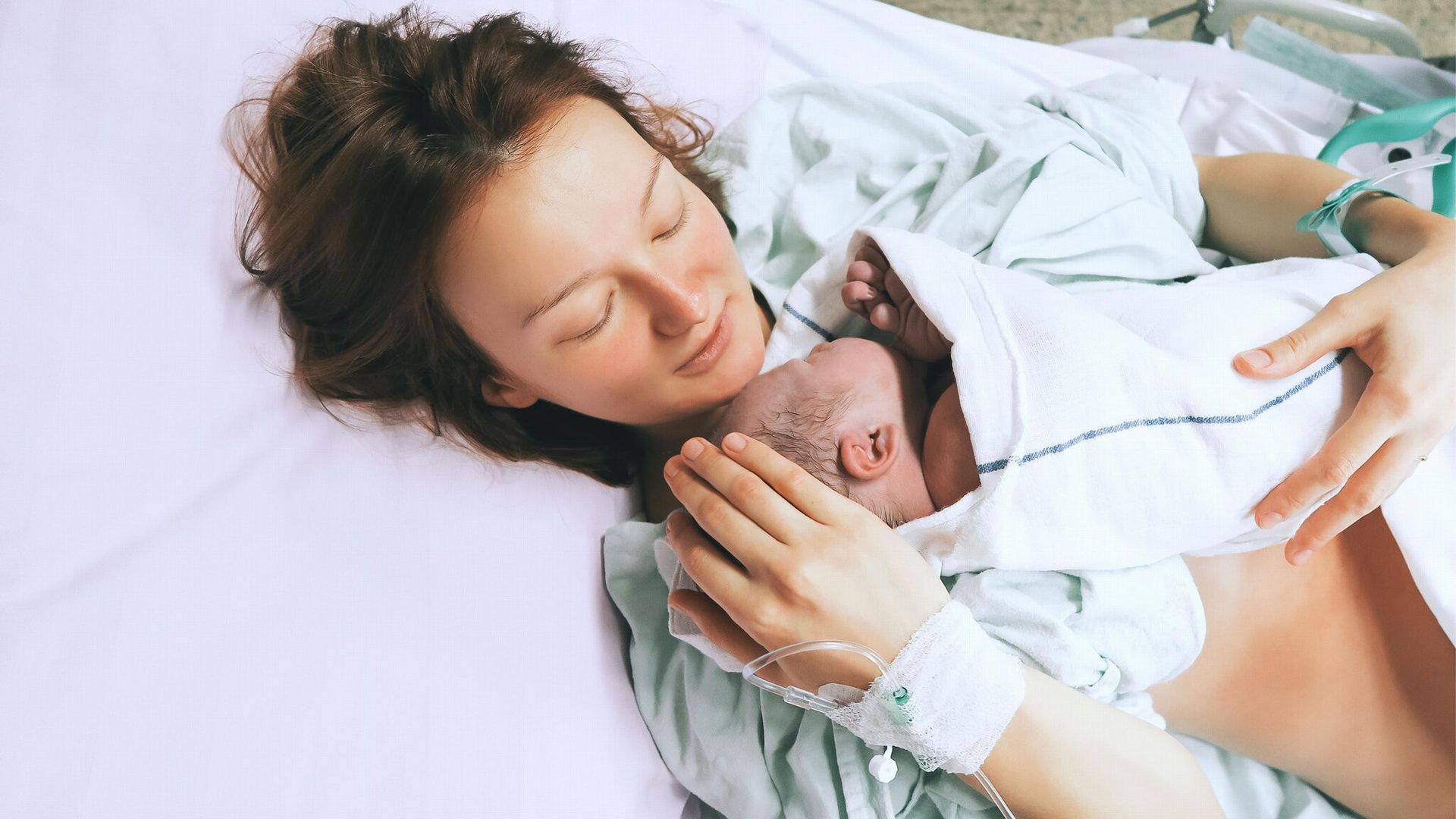 mujer con su beb despu s del parto en el hospital