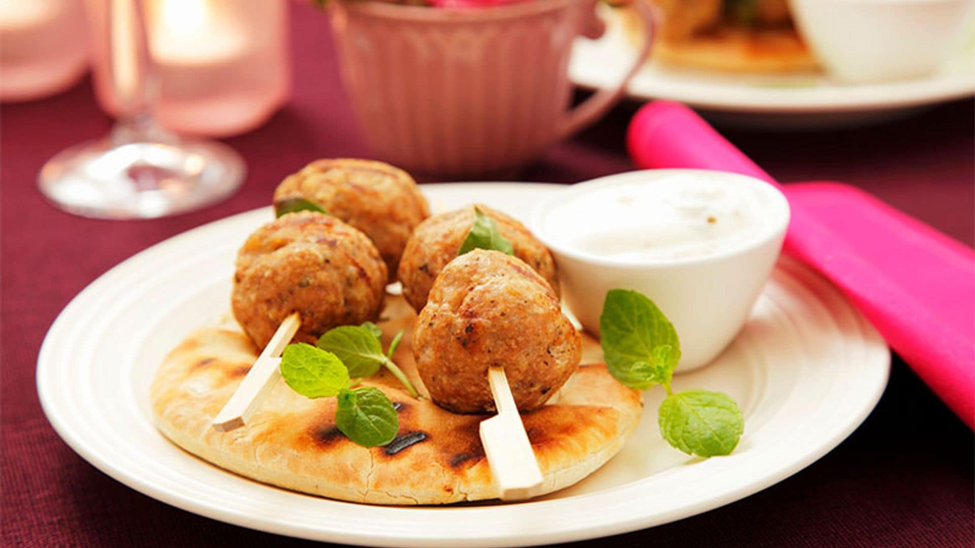 Albóndigas de pavo con pan de pita y lactonesa de ajo