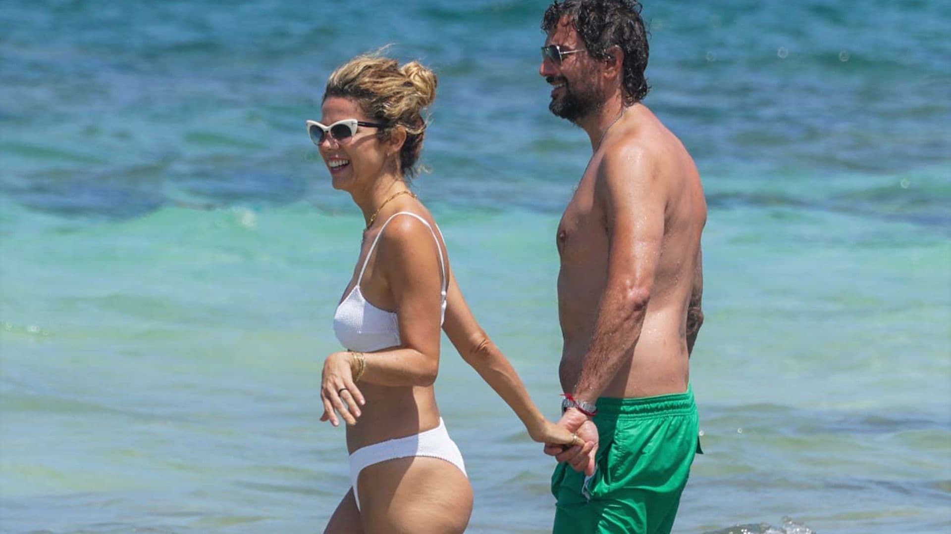 Juana Acosta y Charles Alazet disfrutan de un plan familiar en las playas de Ibiza
