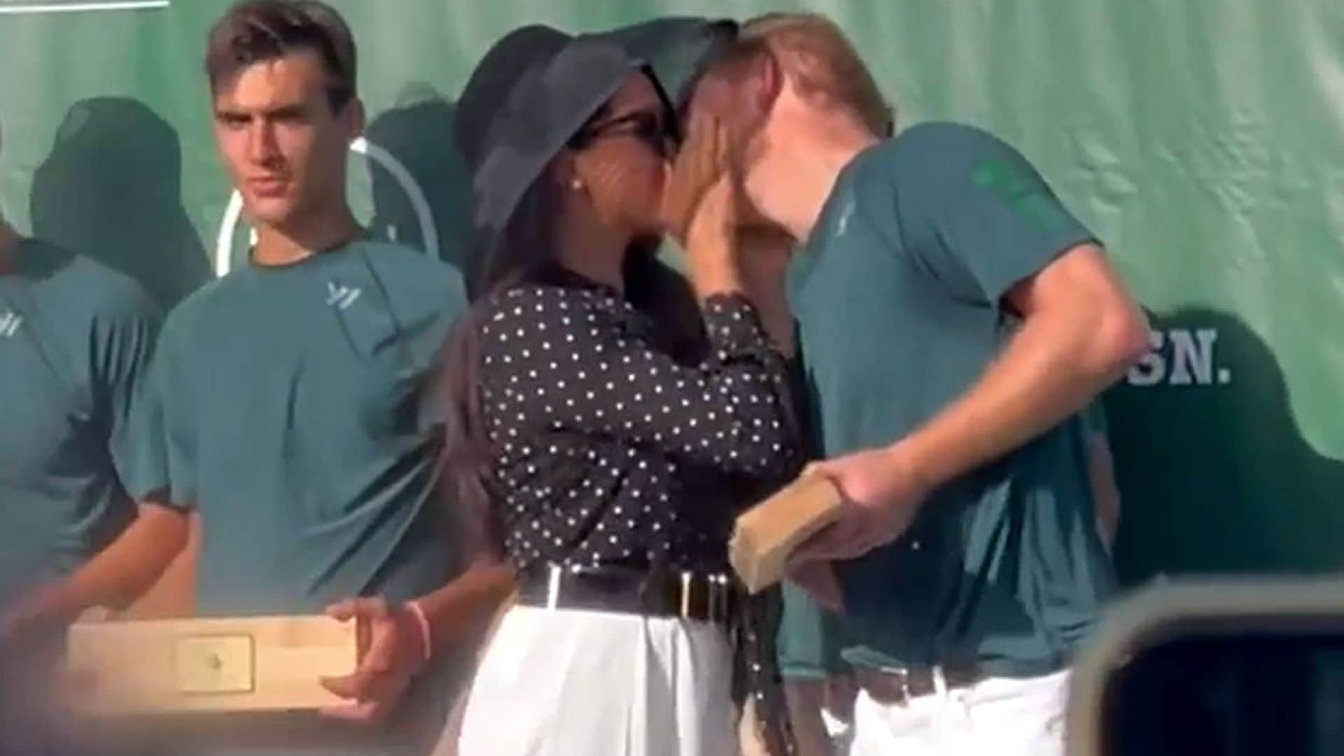 El beso del príncipe Harry y Meghan Markle, lo más comentado de su última aparición