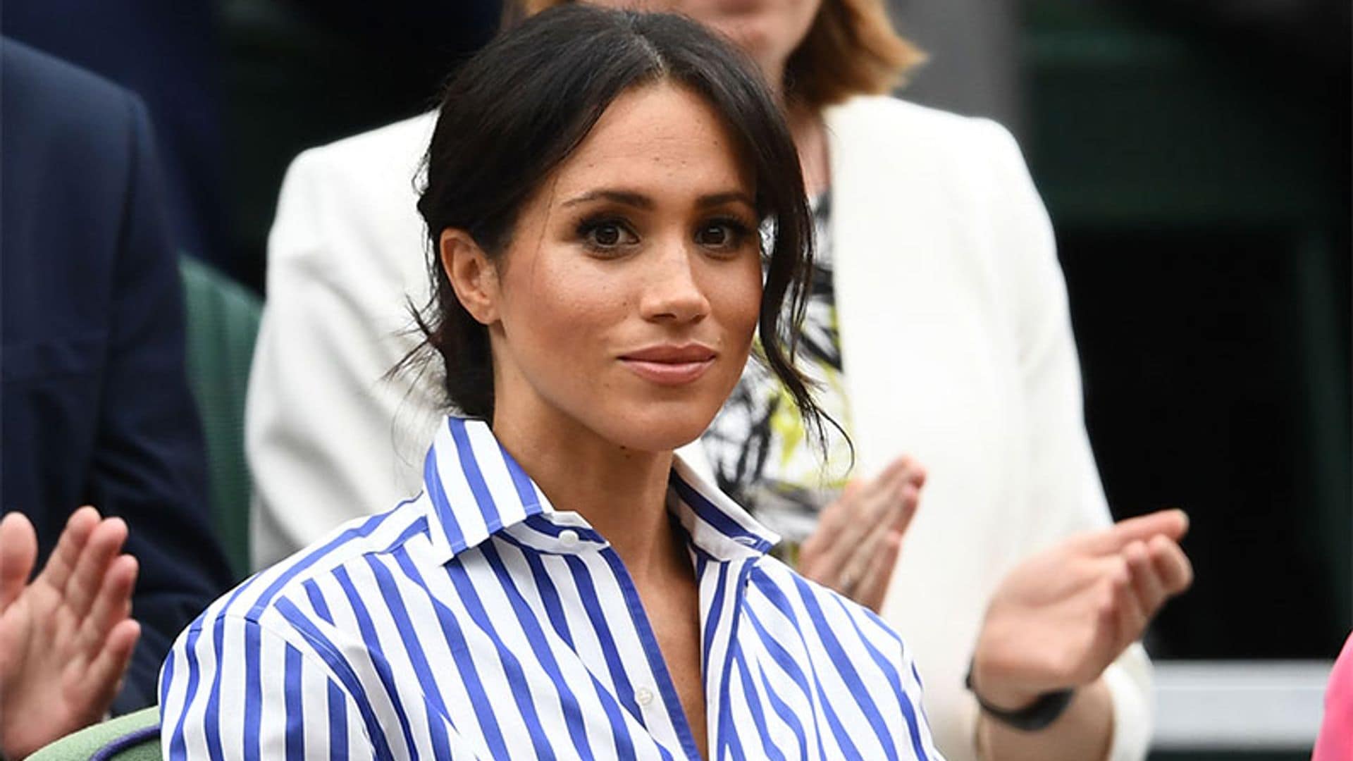 Meghan Markle acierta en Wimbledon con pantalón 'palazzo' y camisa de rayas