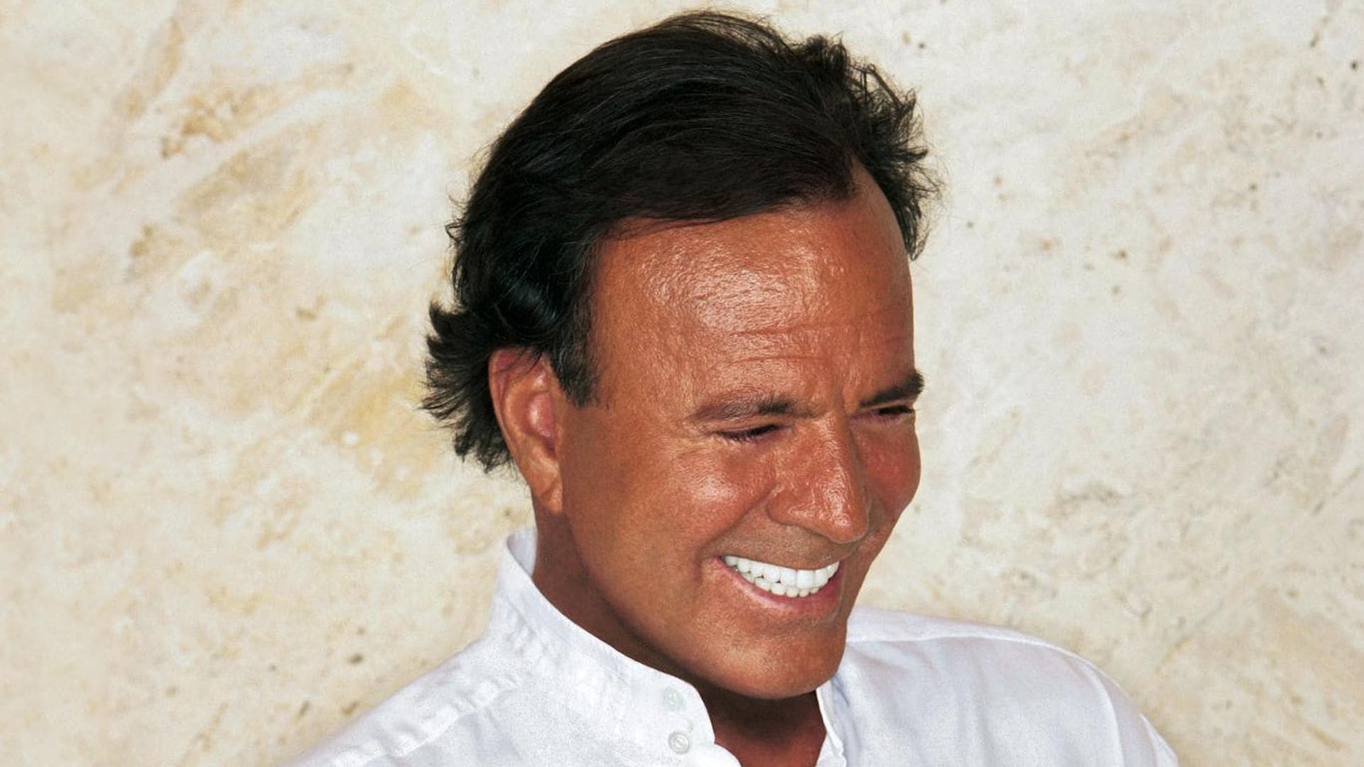 Julio Iglesias escribe a ¡HOLA! una emotiva carta en la que hace balance de su vida en su 80 cumpleaños: ‘Yo no nací para ser cantante’